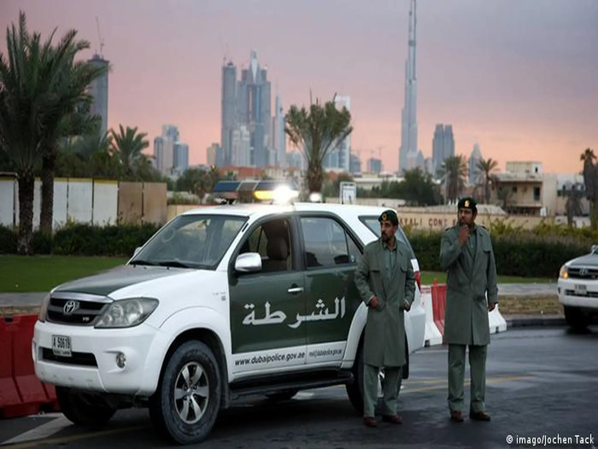 إلقاء القبض على 5 مقيمين في الإمارات وإحالتهم إلى النيابة