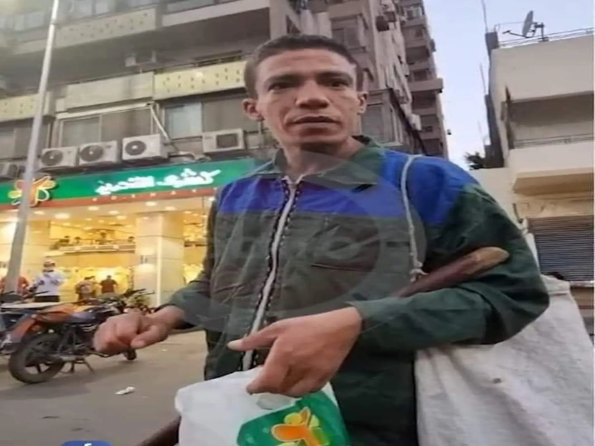 مقطع فيديو عامل نظافة كشري التحرير  