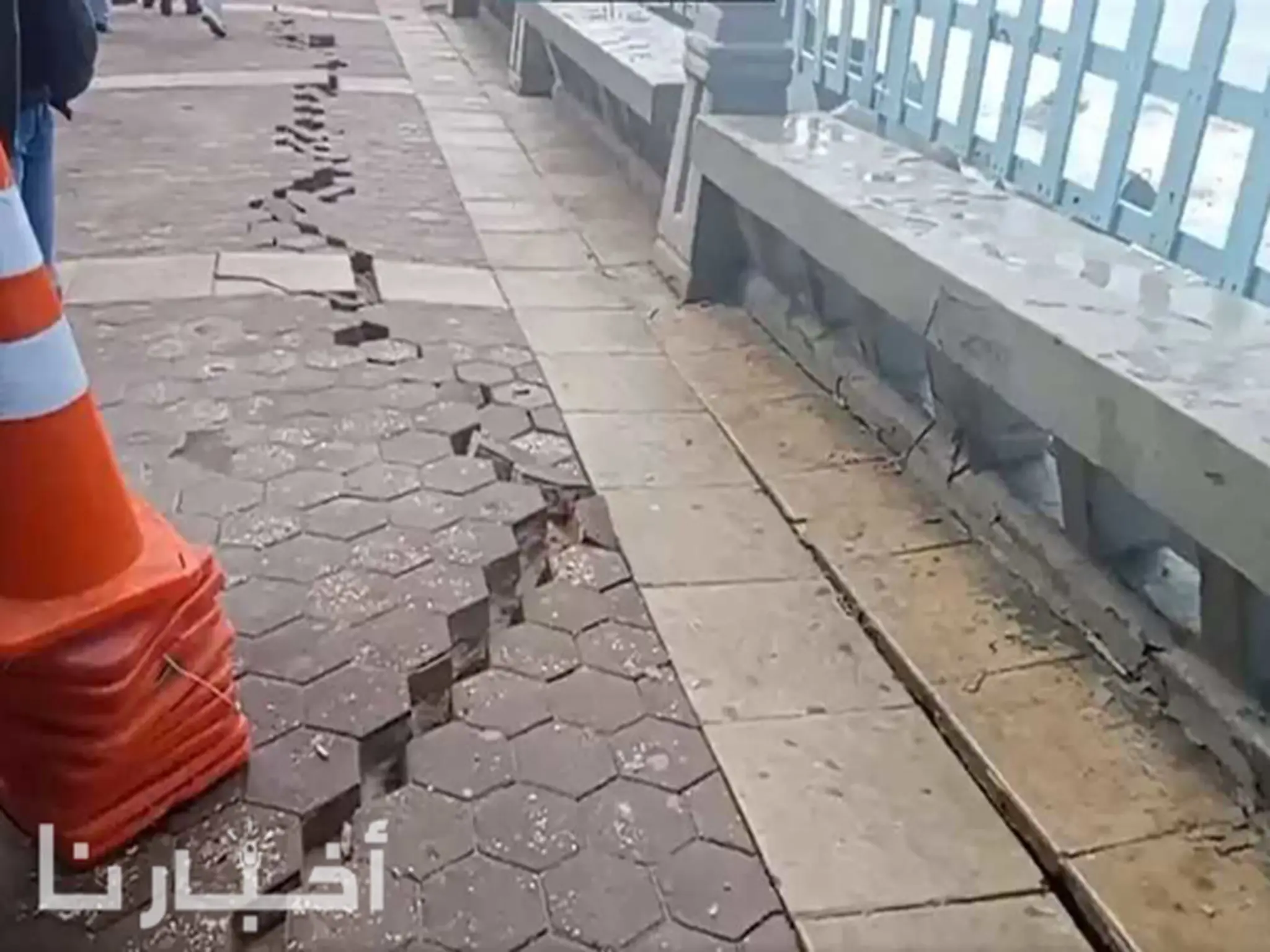 إصلاح تلفيات كورنيش الإسكندرية بعد هبوط الأرصفة