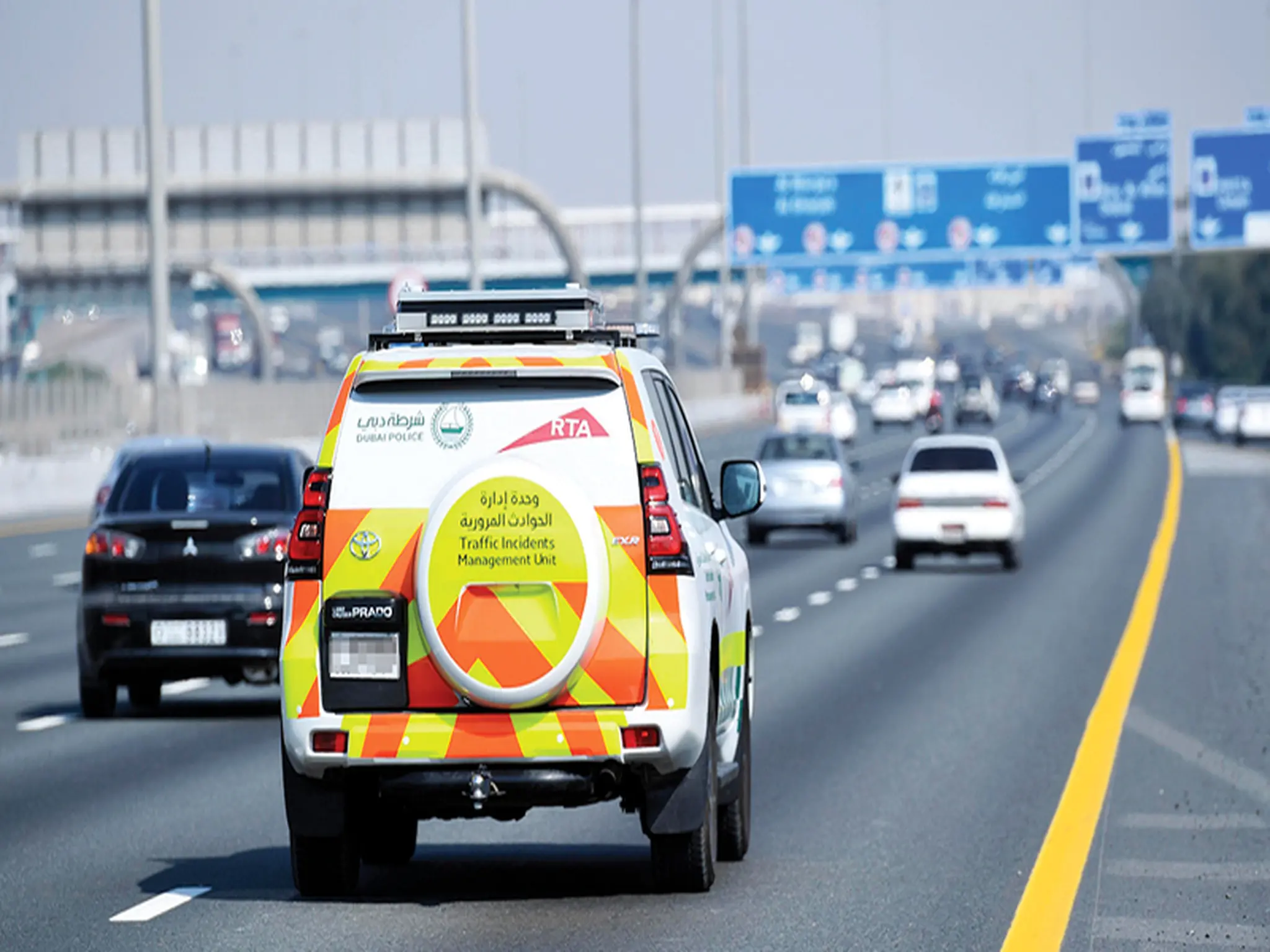 تحذير شرطة أبوظبي لسائقي السيارات على الطرقات