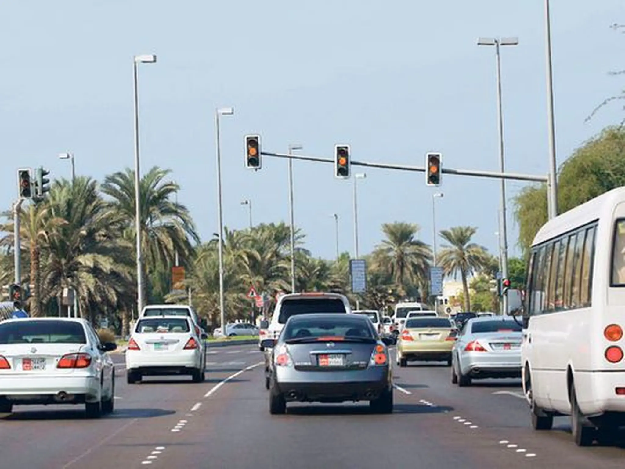 الشرطة تحدد عقوبة تجاوز الإشارة الضوئية في أبو ظبي ٢٠٢٣ 
