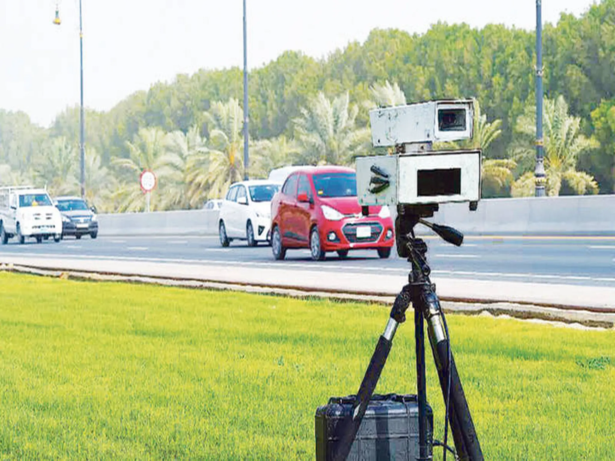 Cases of punishing drivers in the UAE by paying a fine of 1,000 dirhams and 4 traffic points