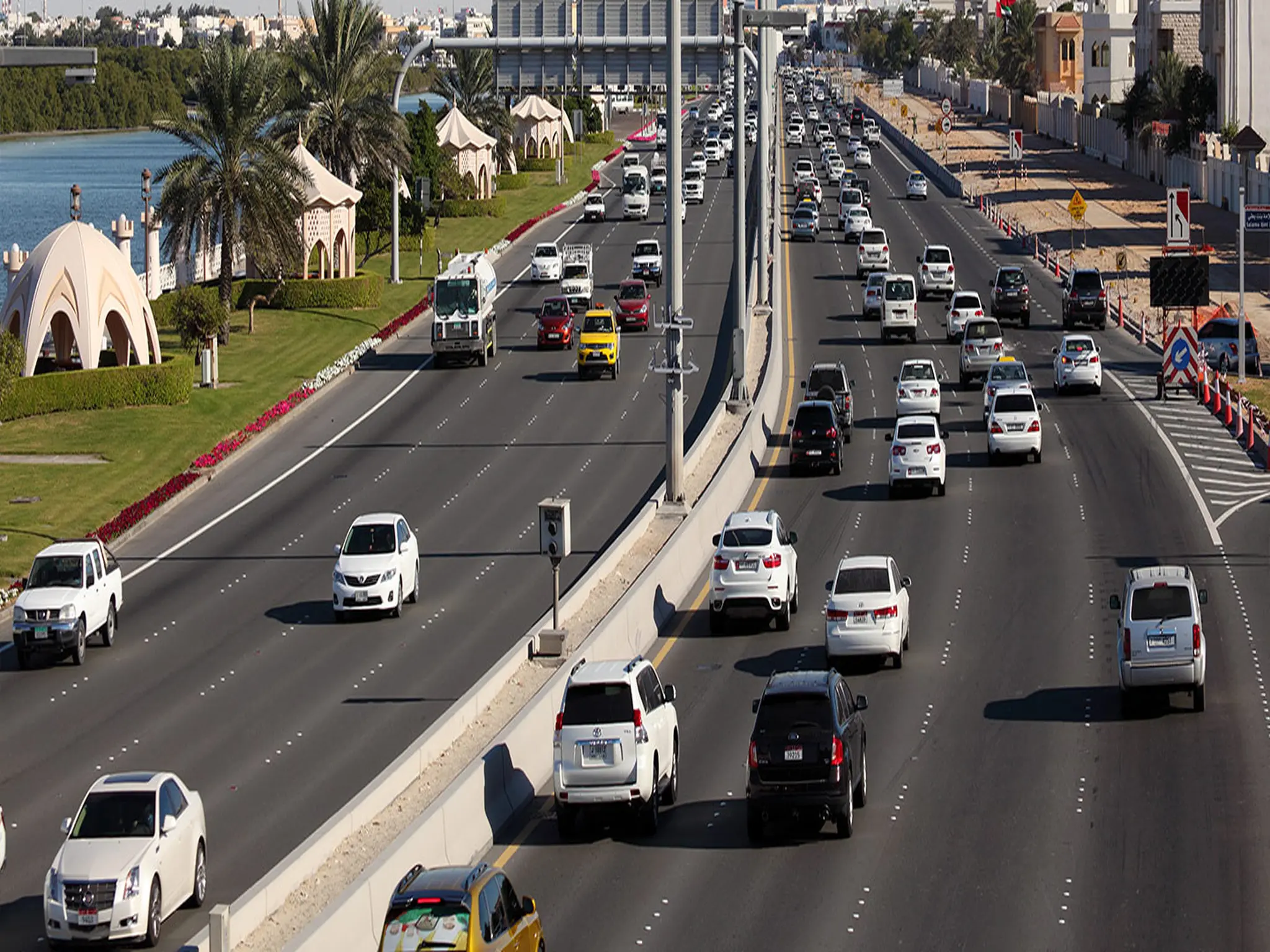 إعلان تفعيل مخالفات السرعة الدنيا في طرق أبو ظبي