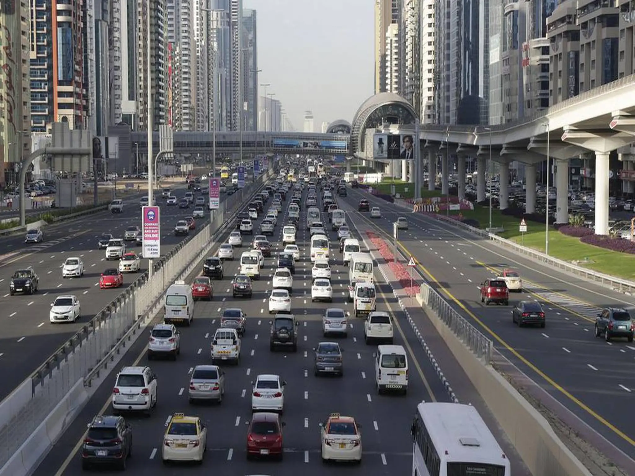 Abu Dhabi begins applying minimum speed limits on the roads
