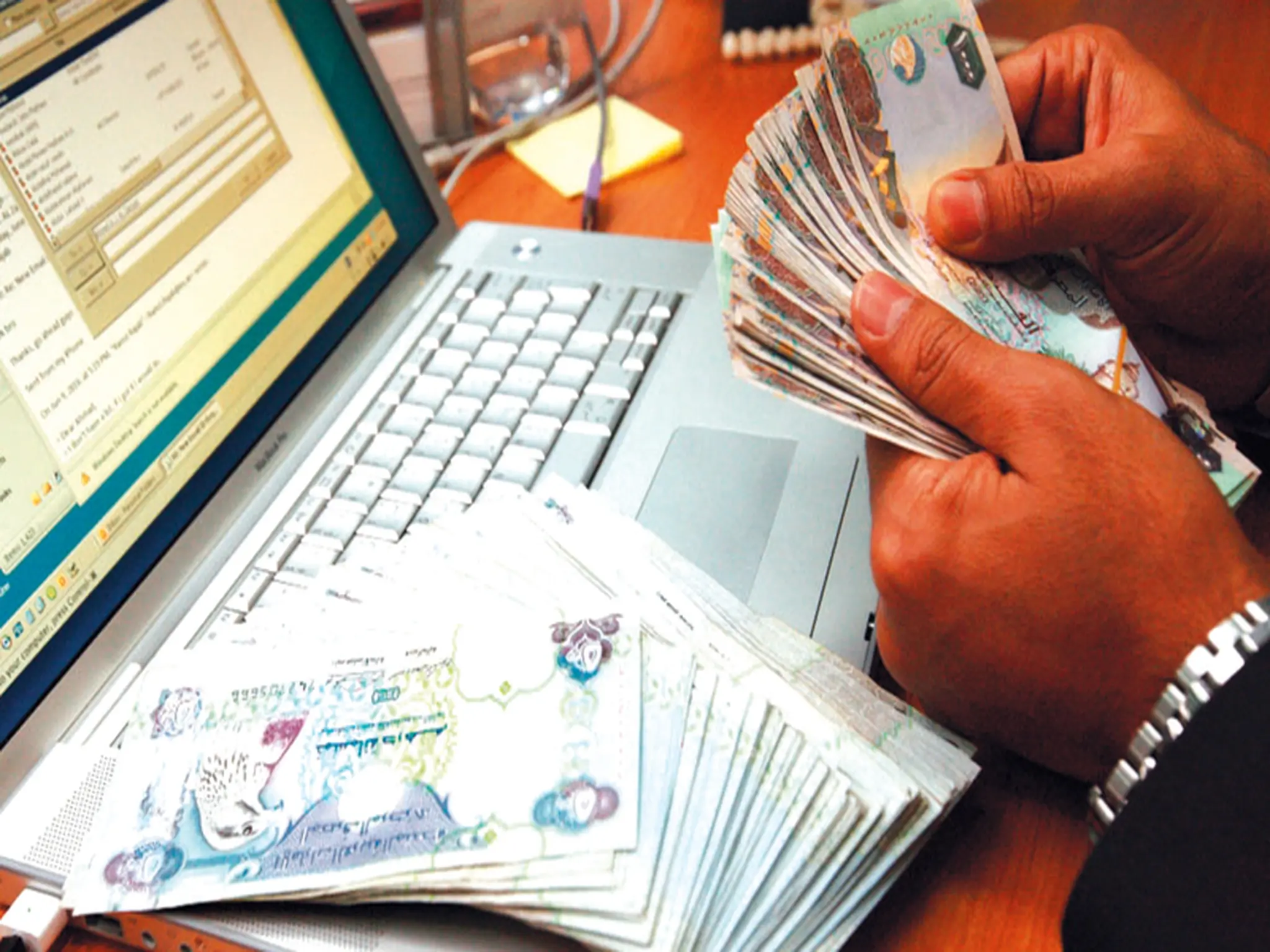 تحذير من عقوبة التحويلات المالية المشبوهة في الإمارات تصل للسجن وغرامة ٥ مليون