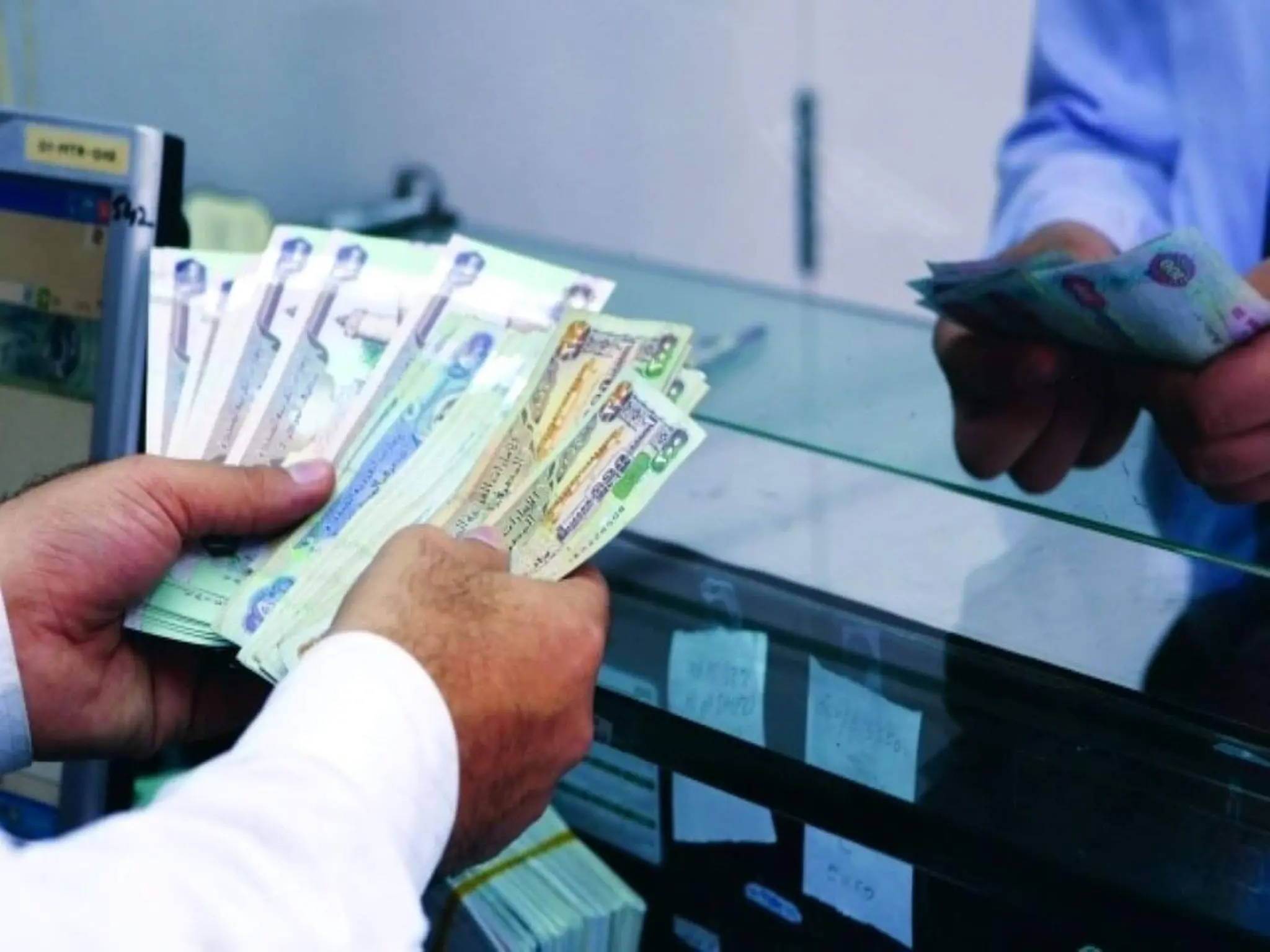 30 thousand dirhams in compensation to a worker in Abu Dhabi due to his exposure to abuse