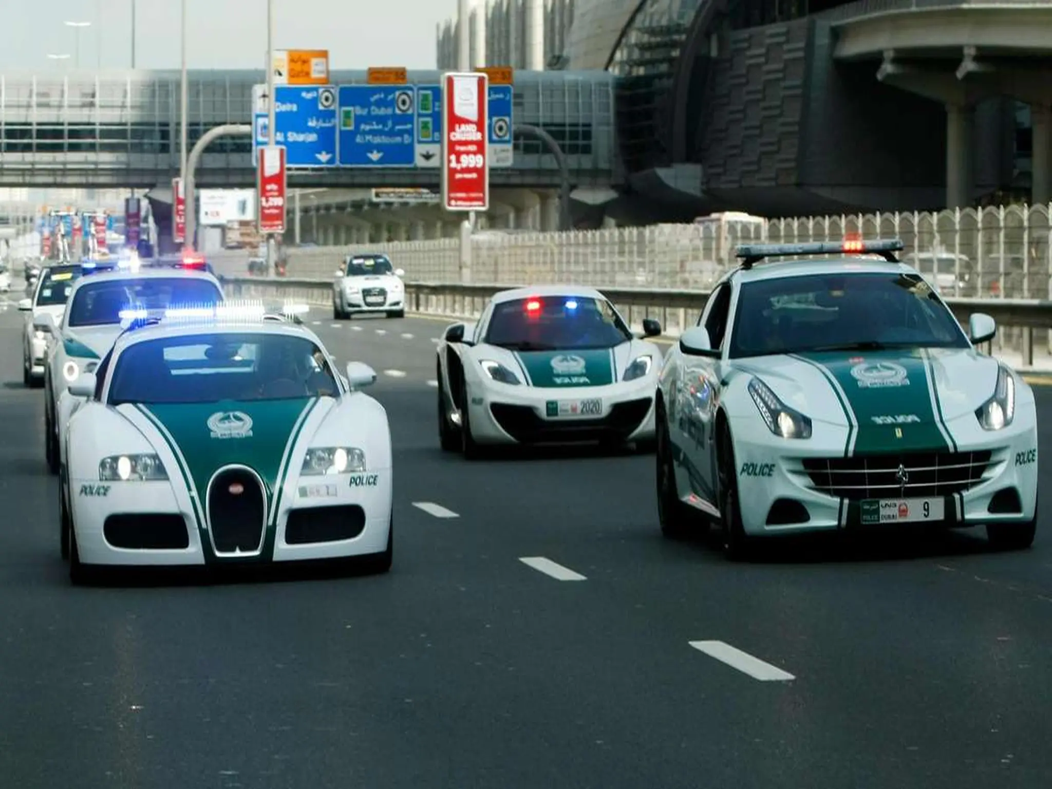 شرطة دبي تحجز ٥ سيارات وتغرم سائقيهم ٥٠ ألف درهم