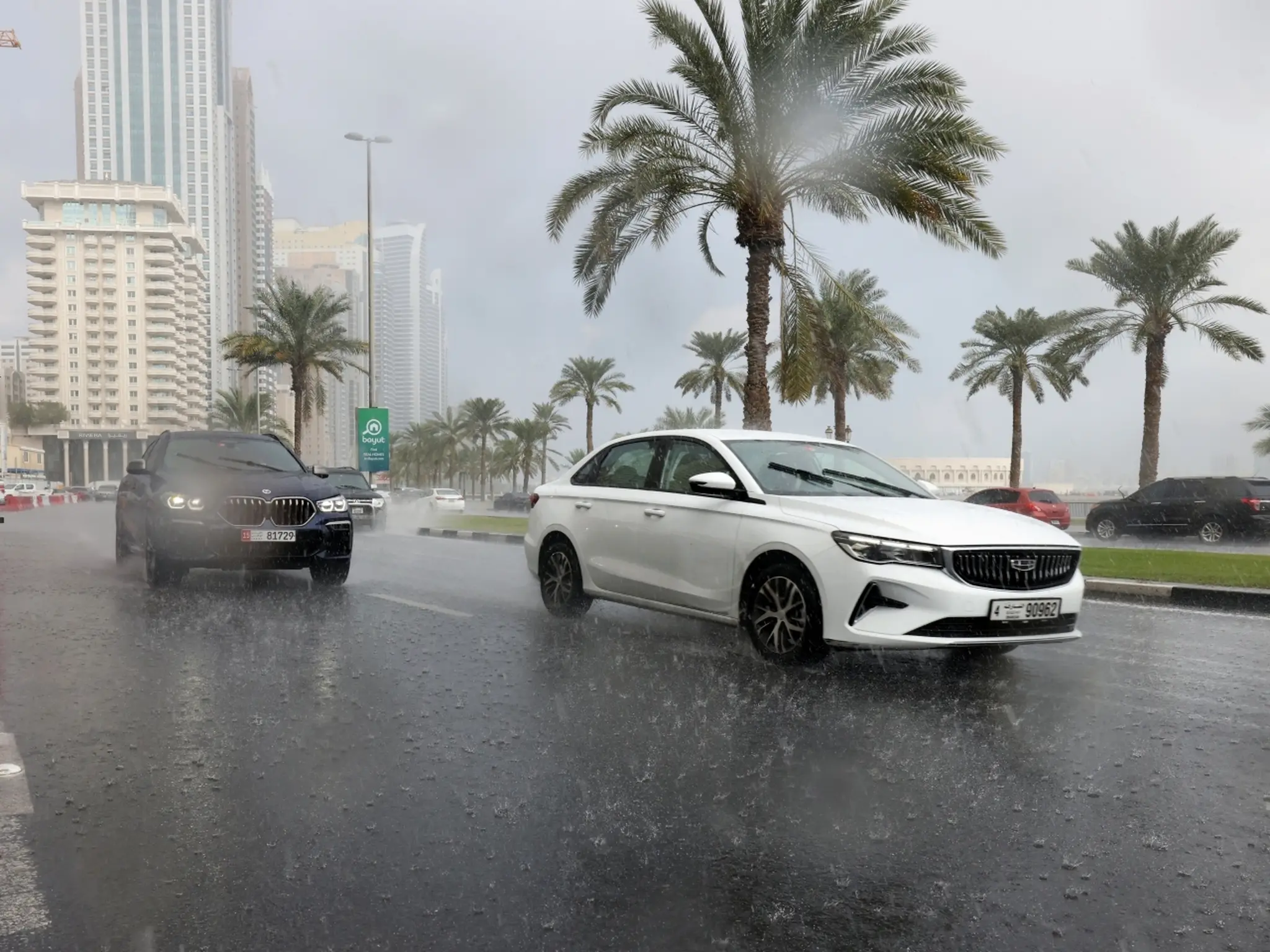 شرطة أبو ظبي تخفض حدود السرعة للسائقين .. تنبيهات الطقس في الإمارات باللون الأحمر والأصفر