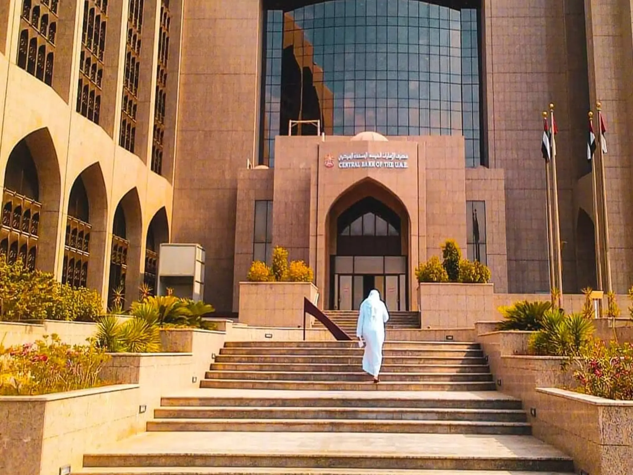 البنوك الإماراتية تحدد حالات الخصم من مكافآت نهاية الخدمة للعملاء