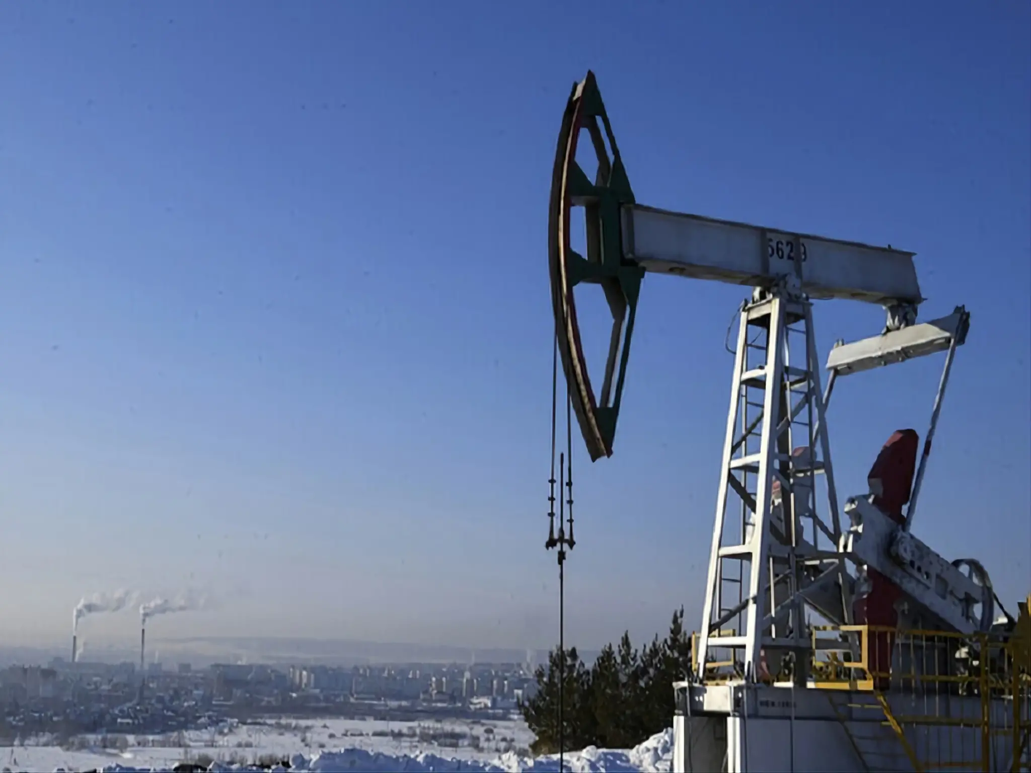 النفط يقفز إلى أعلى مستوياته ويكسر حاجز الـ80 دولار بسبب الصراع في الشرق الأوسط
