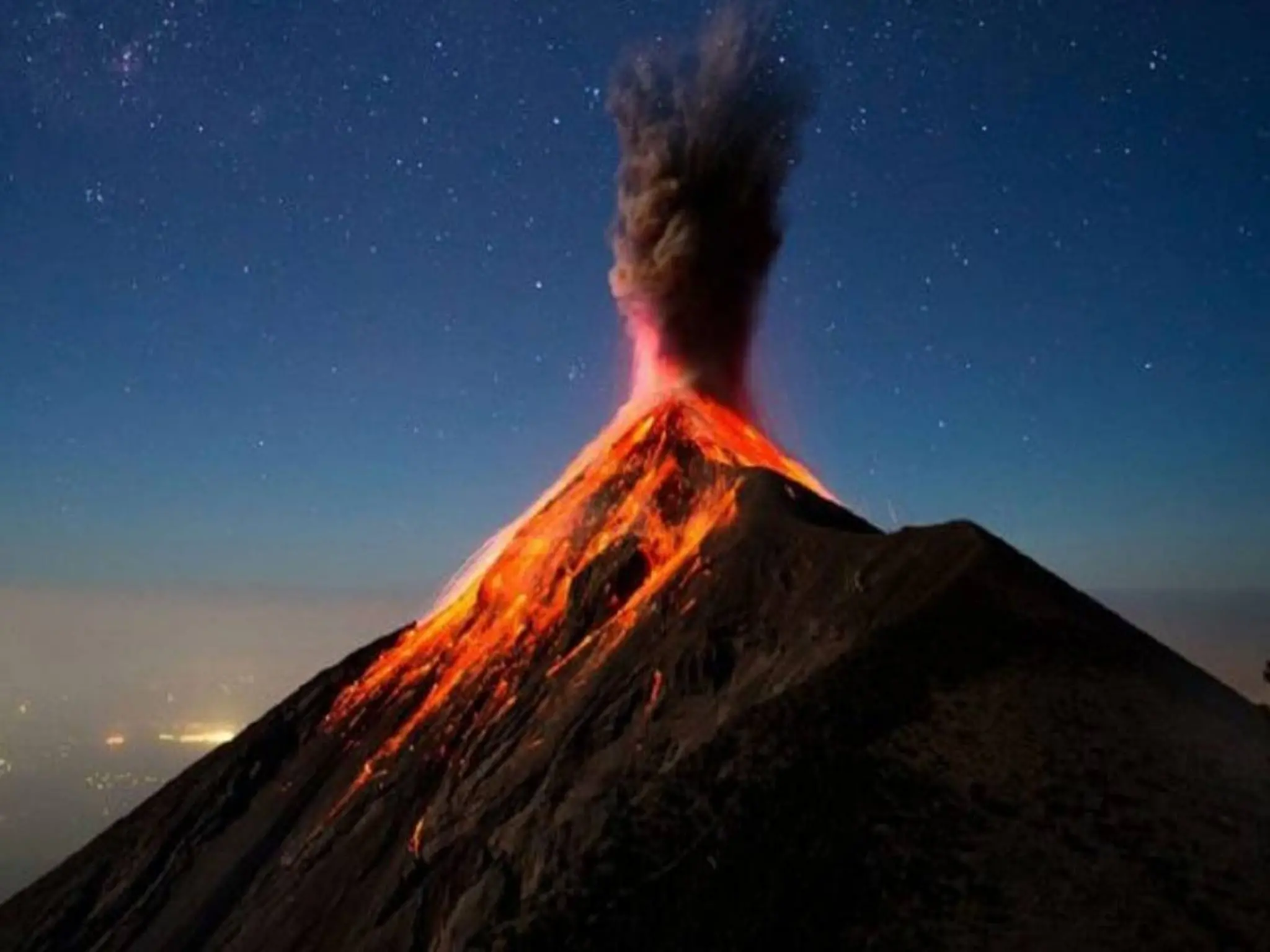 ثوران بركان ميرابى بغرب إندونسيا يتسبب فى إختفاء 42 منتزها 
