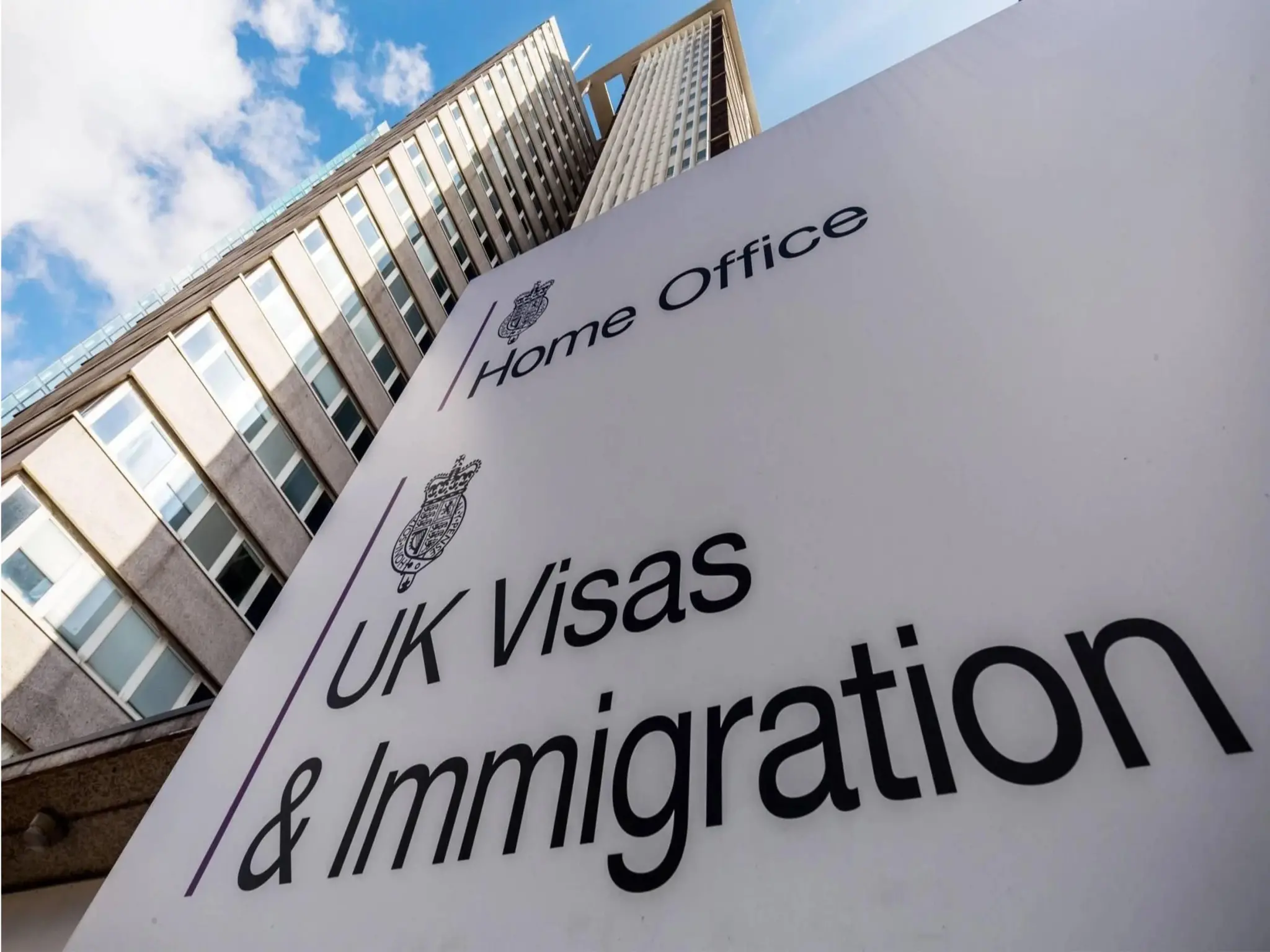 قرارات حكومية تصعب الحصول على تأشيرة بريطانيا ٢٠٢٤