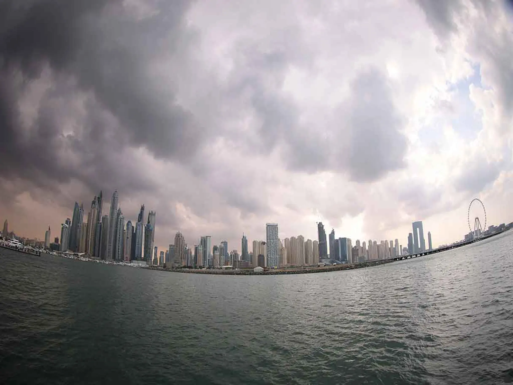 المركز الوطني للأرصاد يحذر من هطول أمطار وانخفاض درجات الحرارة في الإمارات