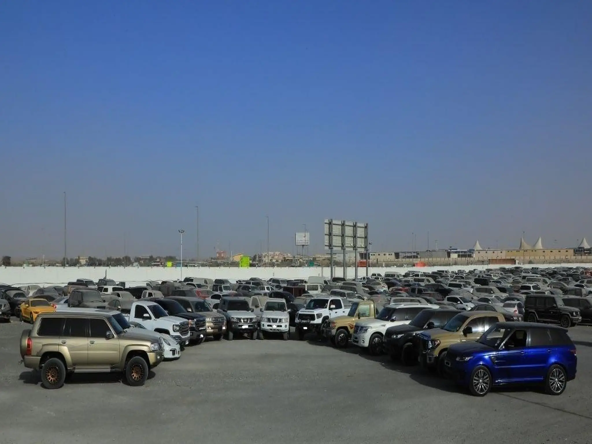 شرطة دبي تحجز بعض المركبات بعد القبض على السائقين