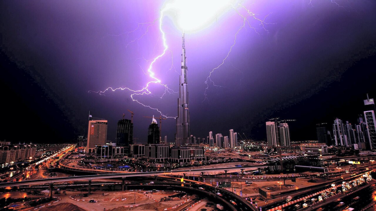 Бывают ли дожди в дубае. Удар молнии в Бурдж Халифа. Дождливый Дубай\. Молния в Дубае. Искусственный дождь в Дубае.