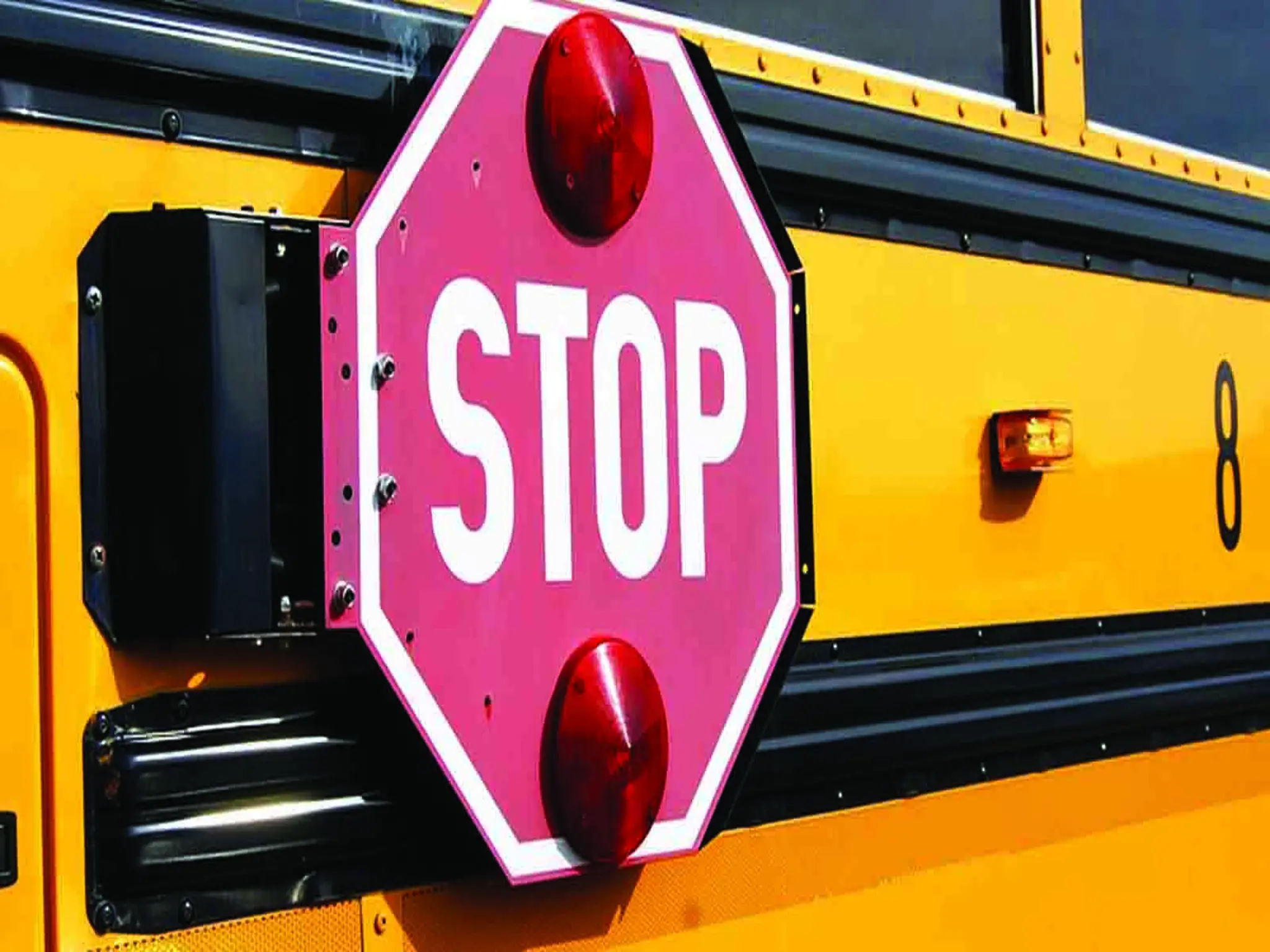 The UAE issues a traffic fine of 1,000 dirhams for not stopping for school buses