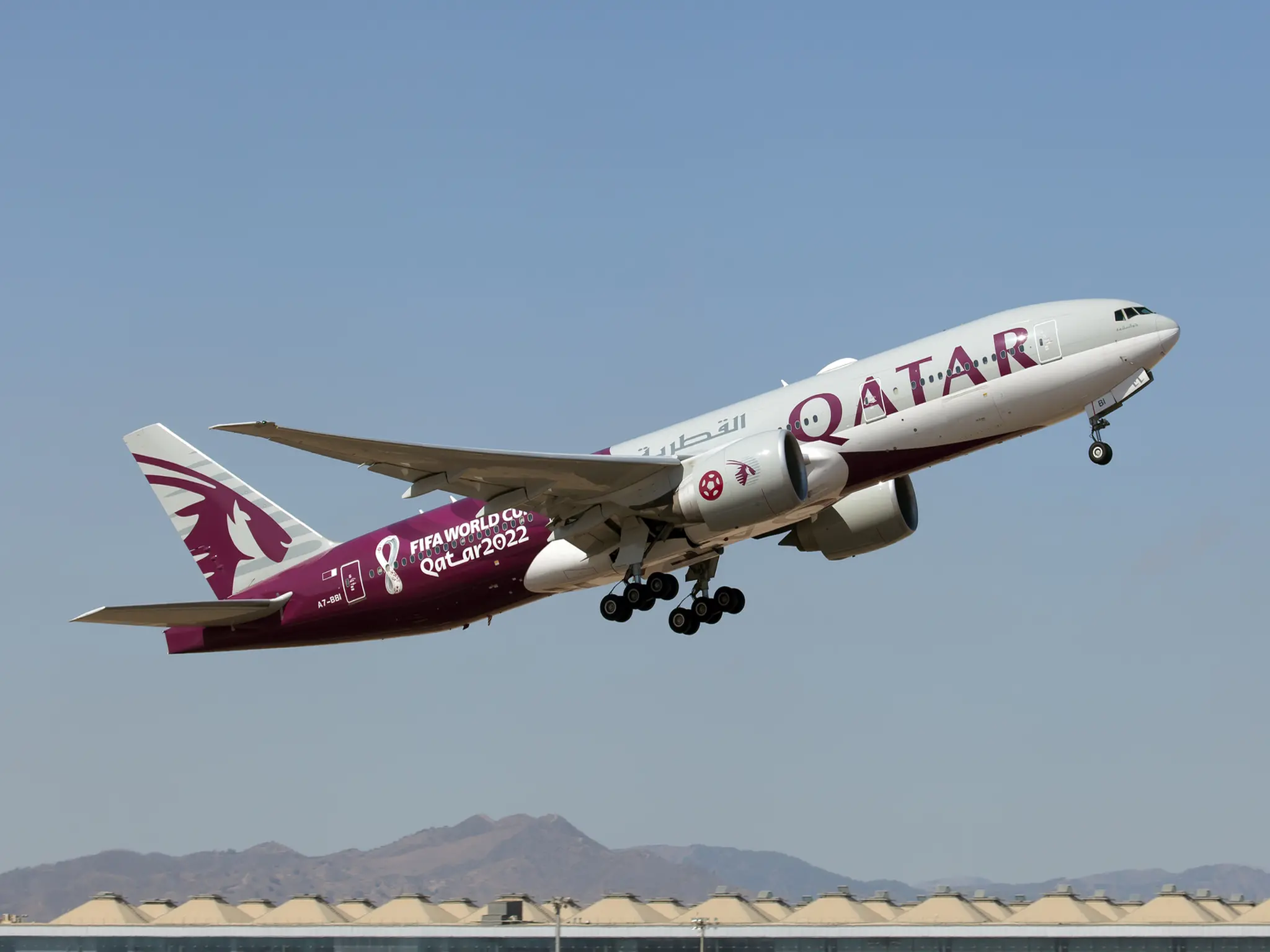 الخطوط القطرية وشركة visit Qatar تعلن عن توقف مؤقت للرحلات الجوية بالدوحة