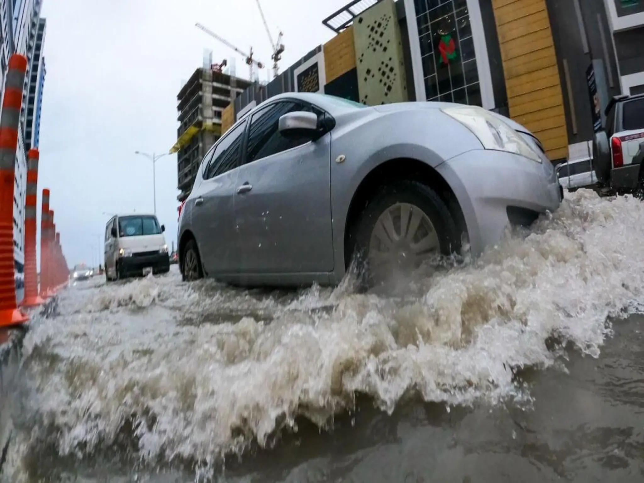 الشرطة الإماراتية تحجز العديد من السيارات وتغرمهم 2000 درهم بسبب المخالفات خلال الأمطار