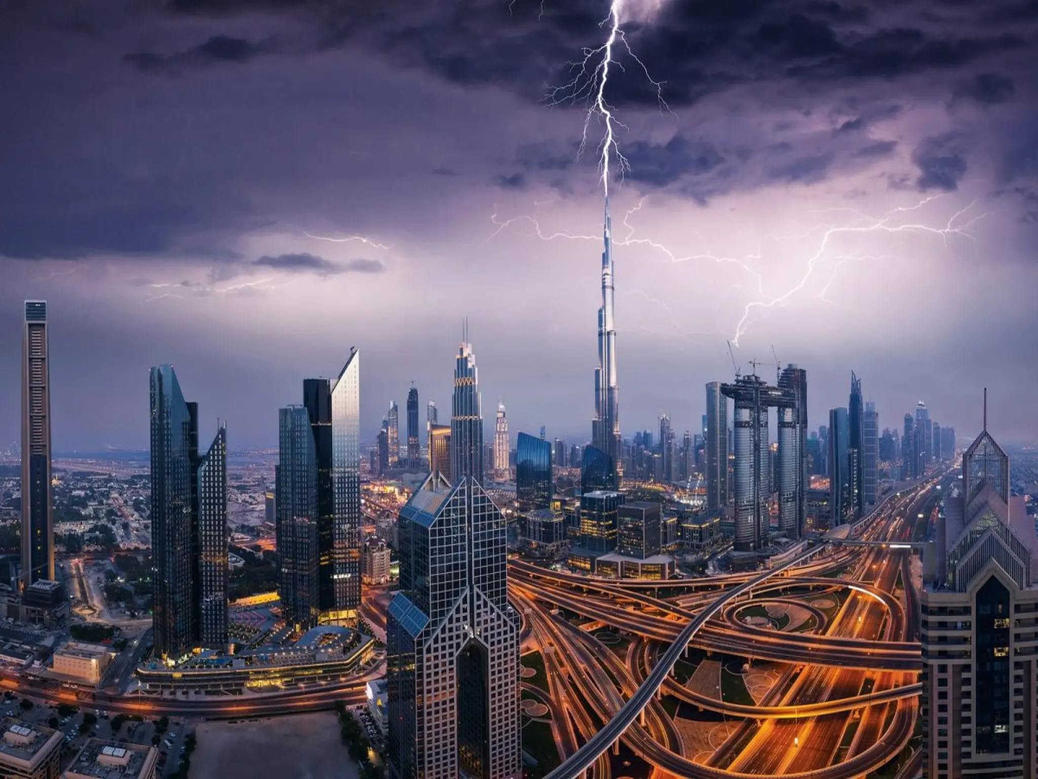 مركز الأرصاد يحذر من عاصفة وأمطار غزيرة في الإمارات خلال الأيام القادمة
