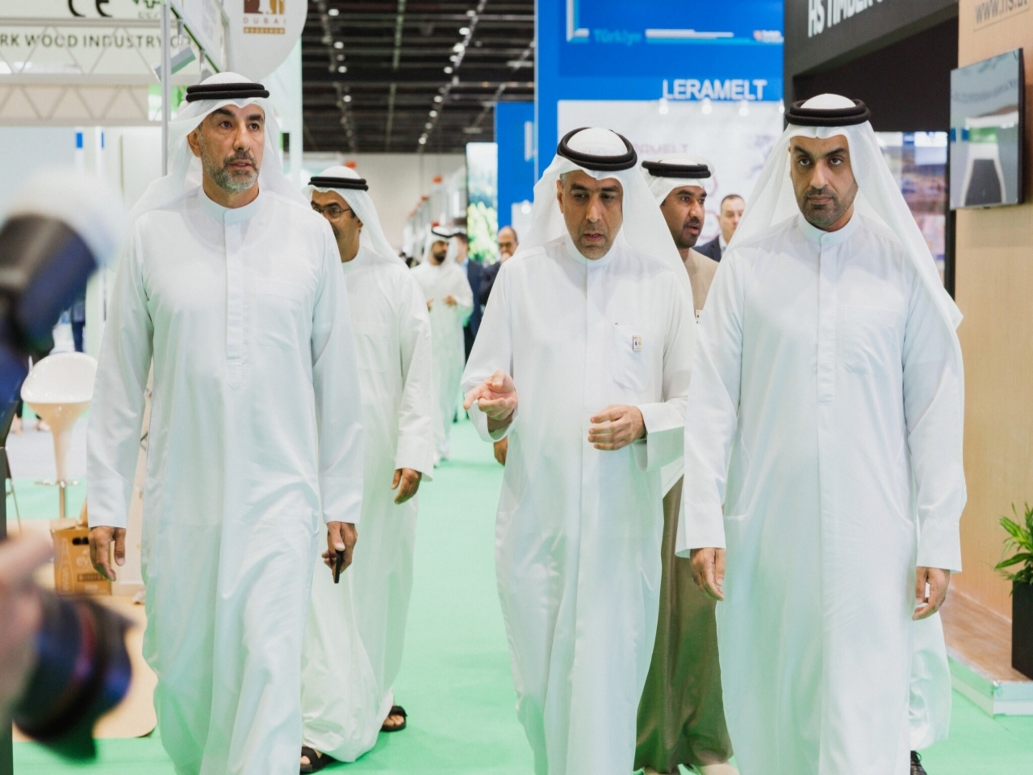 14.5 ألف زائر يشاركون في فعاليات الدورة الـ 20 من معرض "دبي للأخشاب والمكائن"