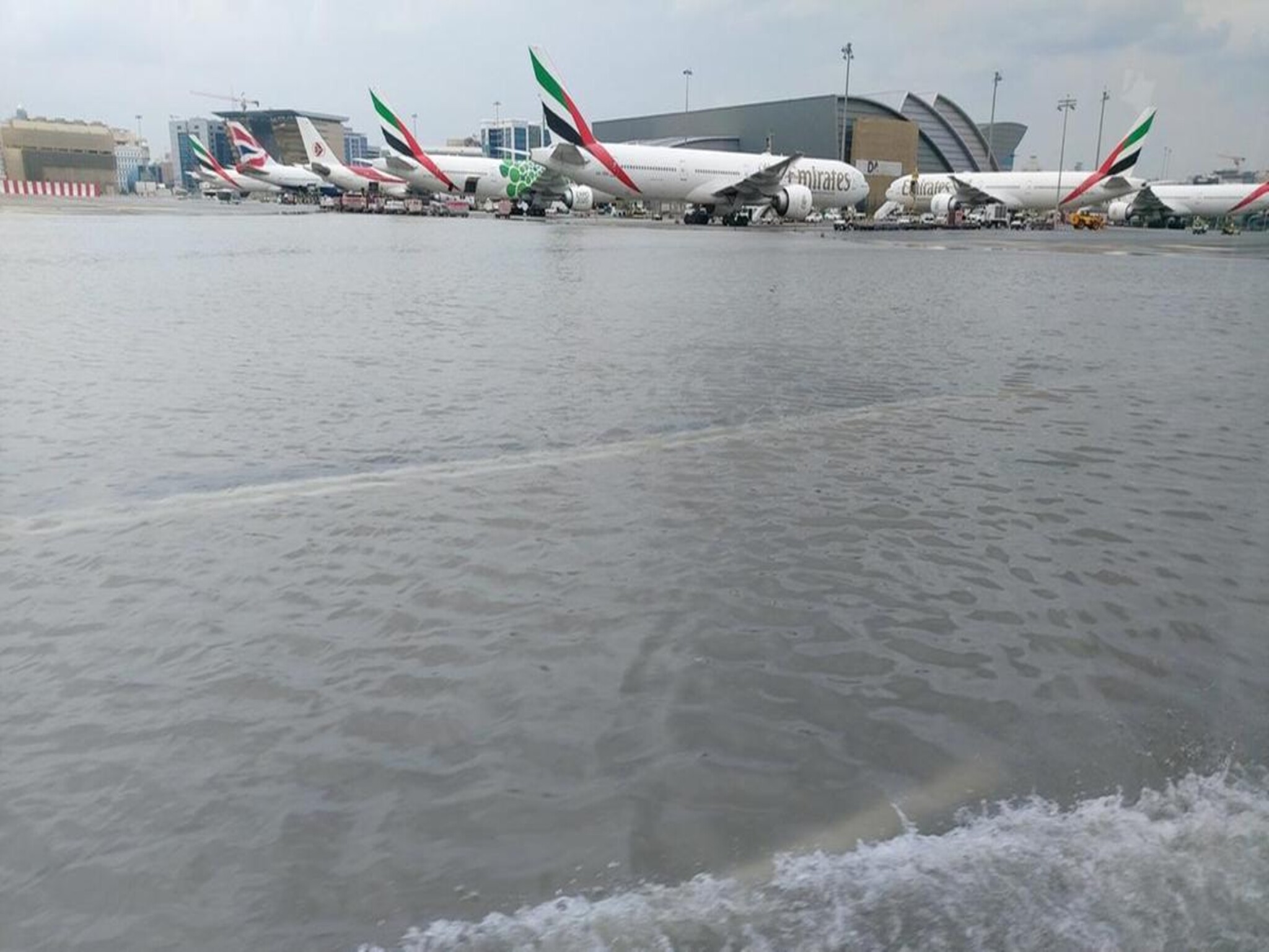 دبي تصدر بيان بشأن الرحلات الجوية في مطارات دبي أثناء العاصفة