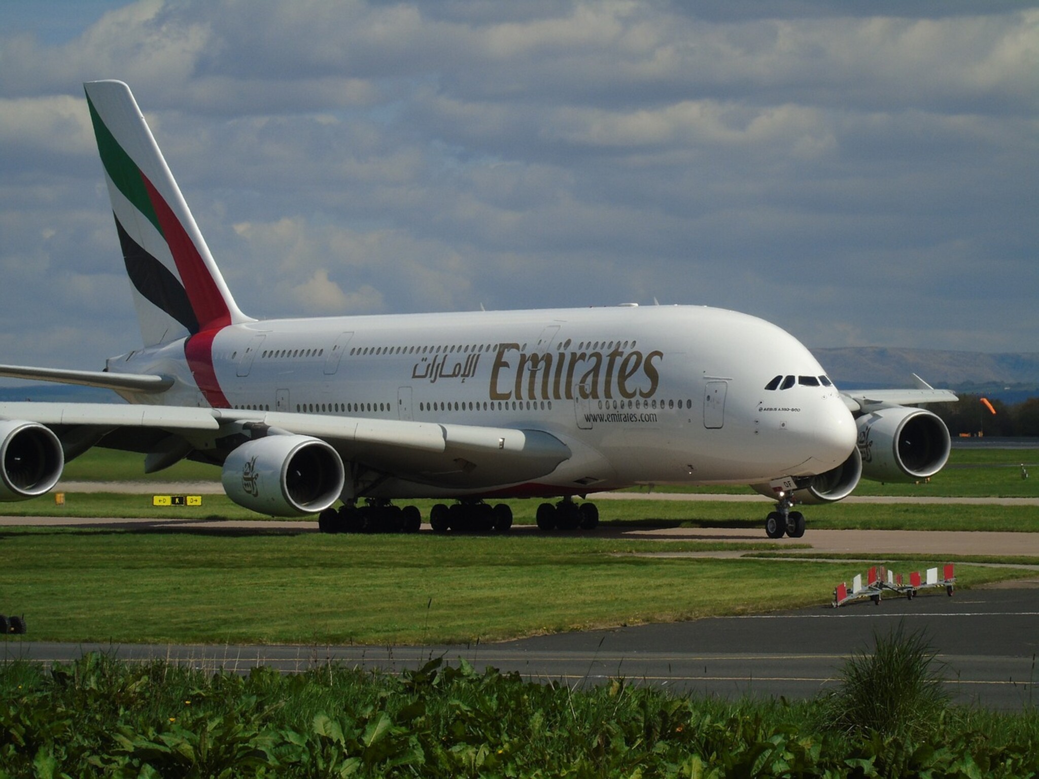 طيران الإمارات تزود رحلات أمستردام بأكبر كميات من "الوقود المستدام SAF"