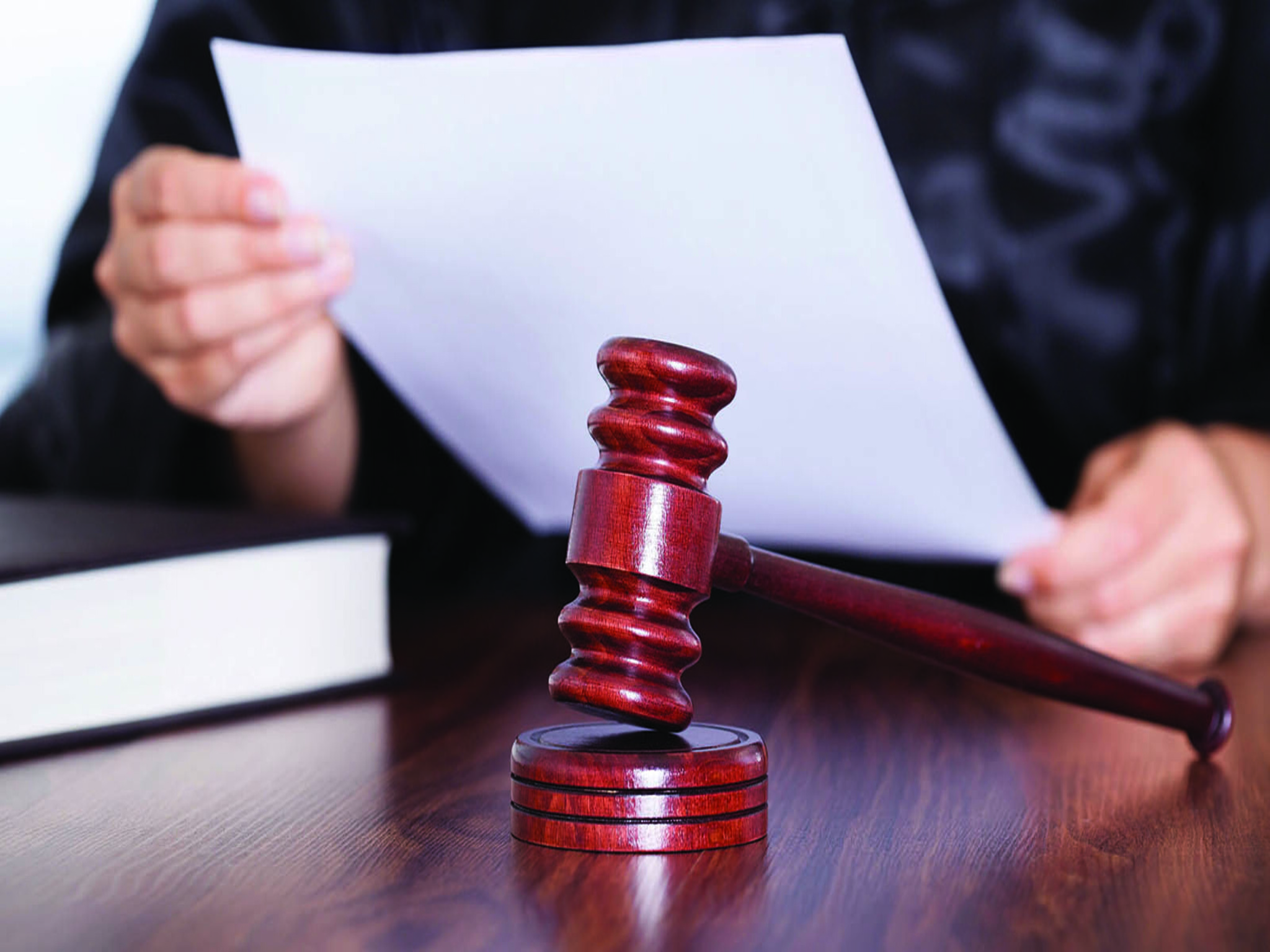 Dubai Court obligates a company to pay 200,000 dirhams to a resident charges of forgery