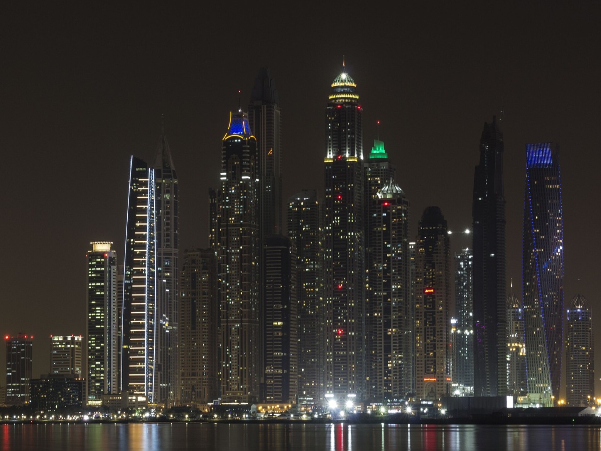 الإمارات تواصل مسيرتها التنموية وتحقق نقلة نوعية في مختلف القطاعات