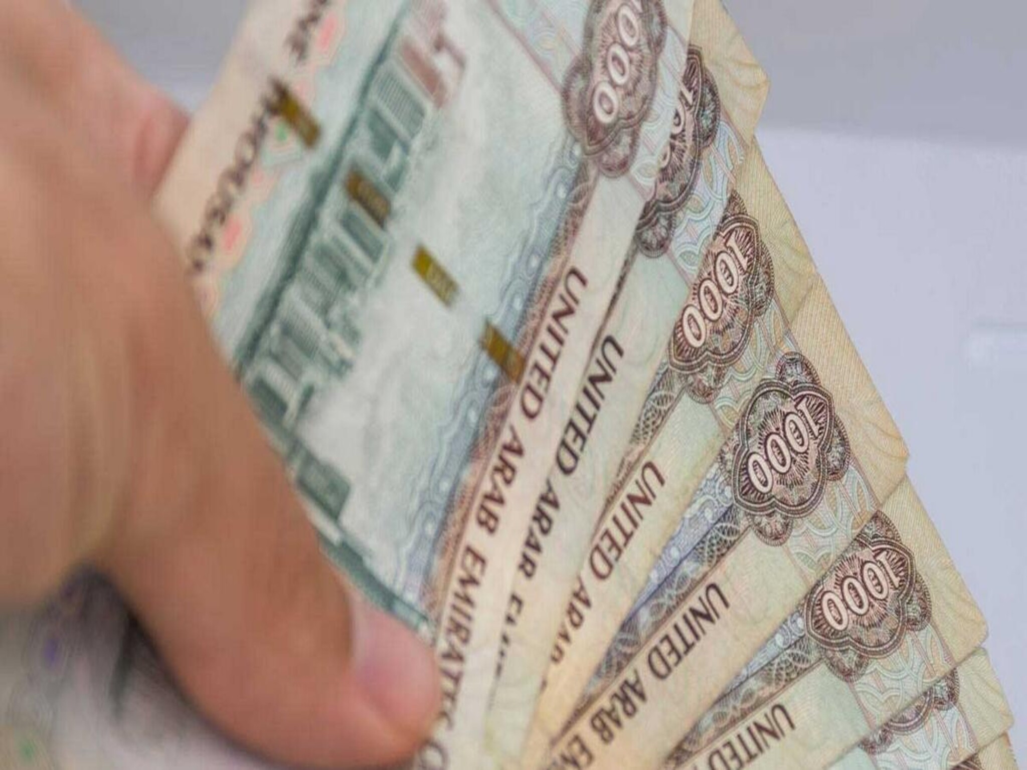 ١٢ مخالفة للعائلات في الإمارات يجب الحذر منها وعقوبتها تصل إلى ٥٠٠ ألف درهم