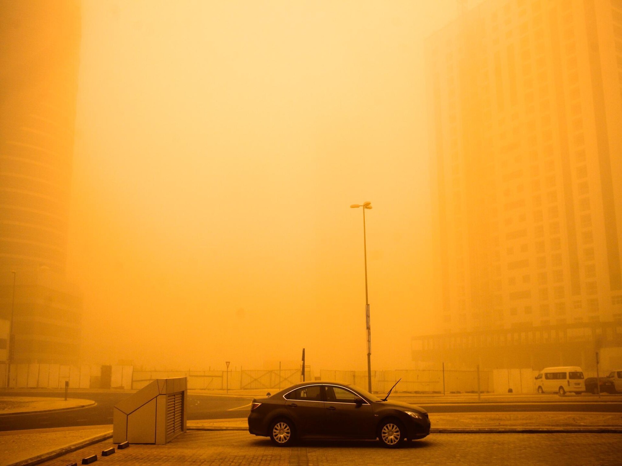 عاصفة ترابية في الإمارات واغلاق بعض الطرق بشكل جزئي