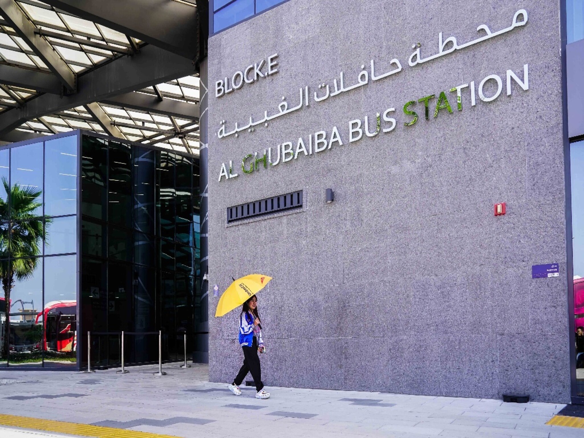 إطلاق خدمة المظلات الذكية المجانية في محطة حافلات ومترو الغبيبة بدبي