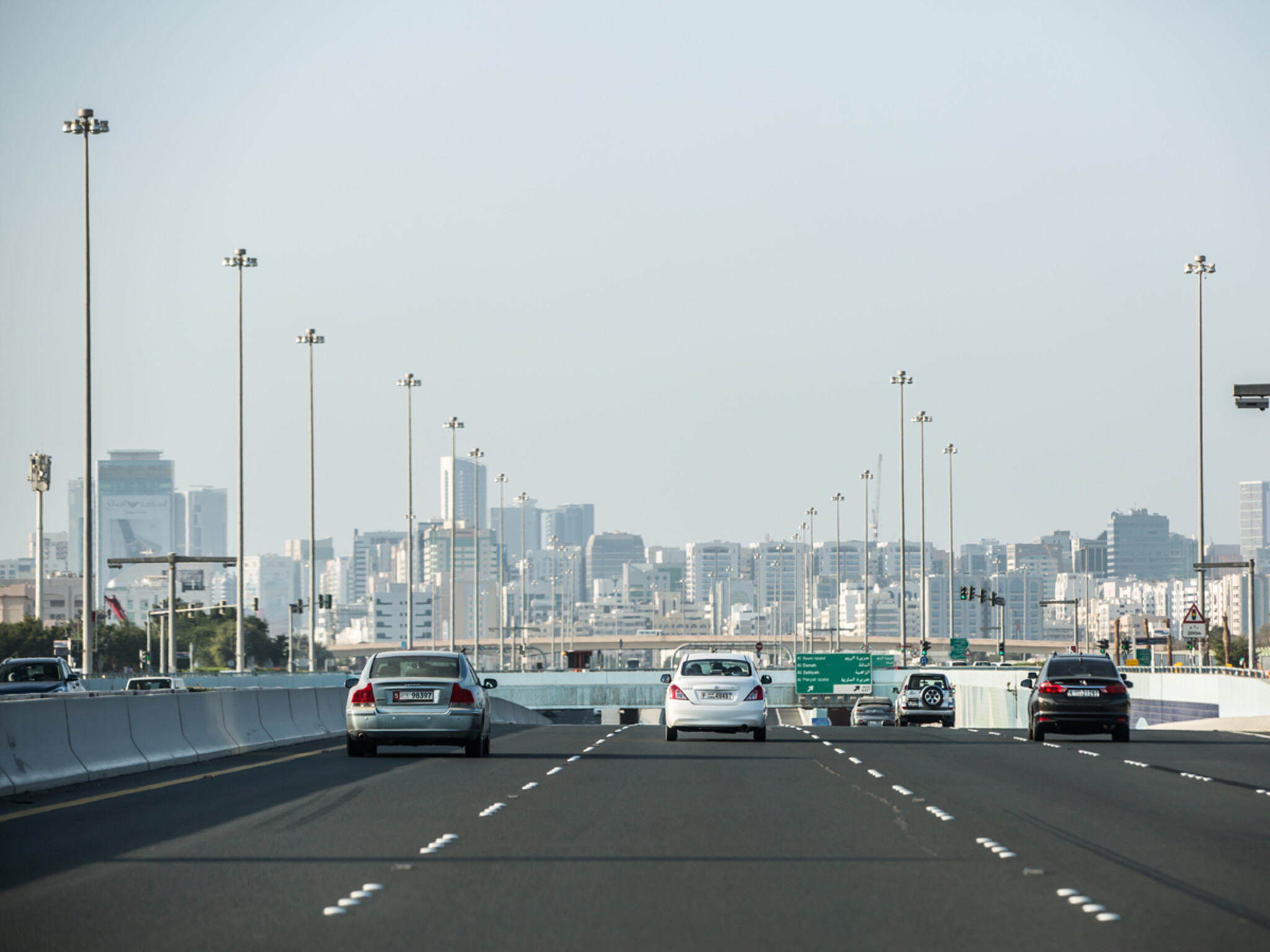 هيئة الطرق تصدر تنبيه مروري بشأن حظر سير بعض المركبات في دبي
