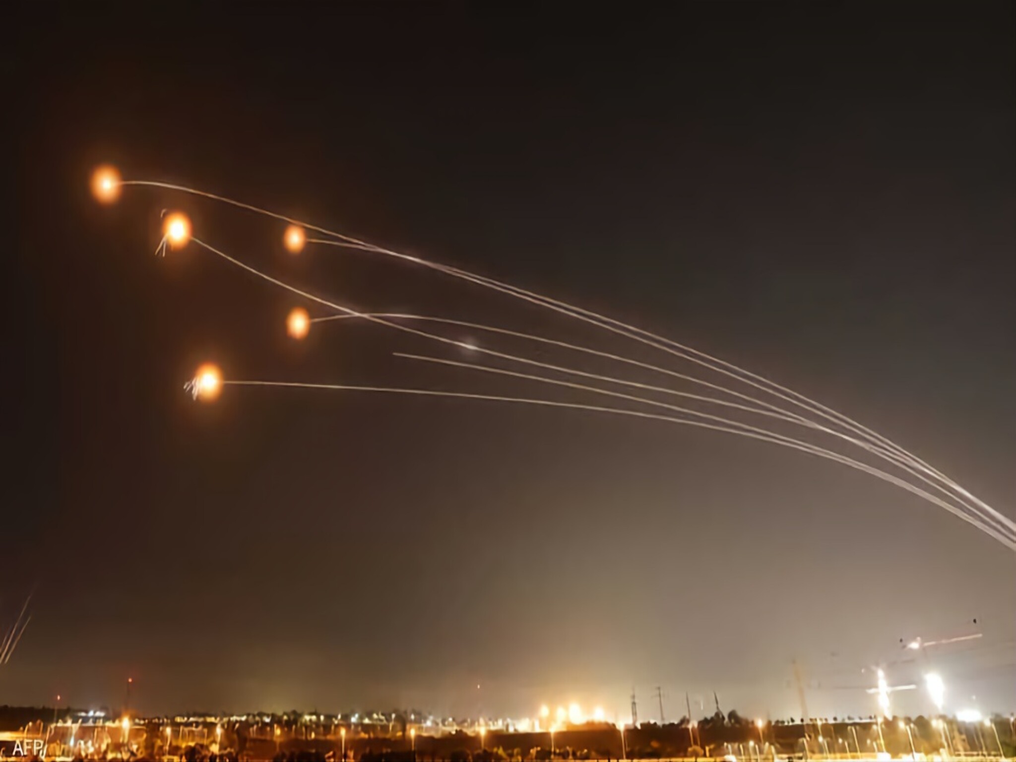 إيران تشن هجوماً واسعاً على إسرائيل وتطلق مئات الصواريخ والطائرات المسيرة