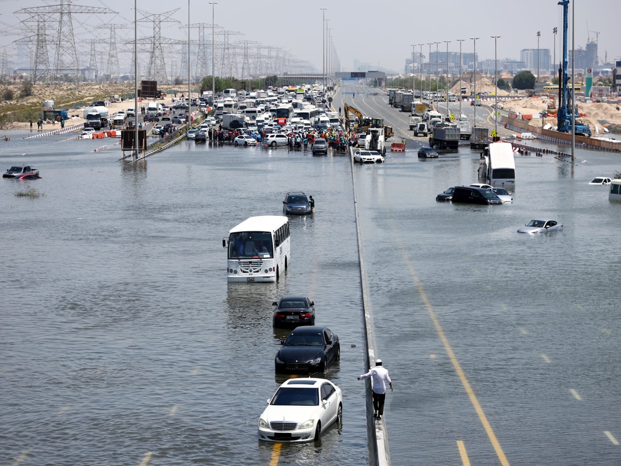 تعليمات هامة من شرطة دبي للسائقين خلال العاصفة يوم الثلاثاء
