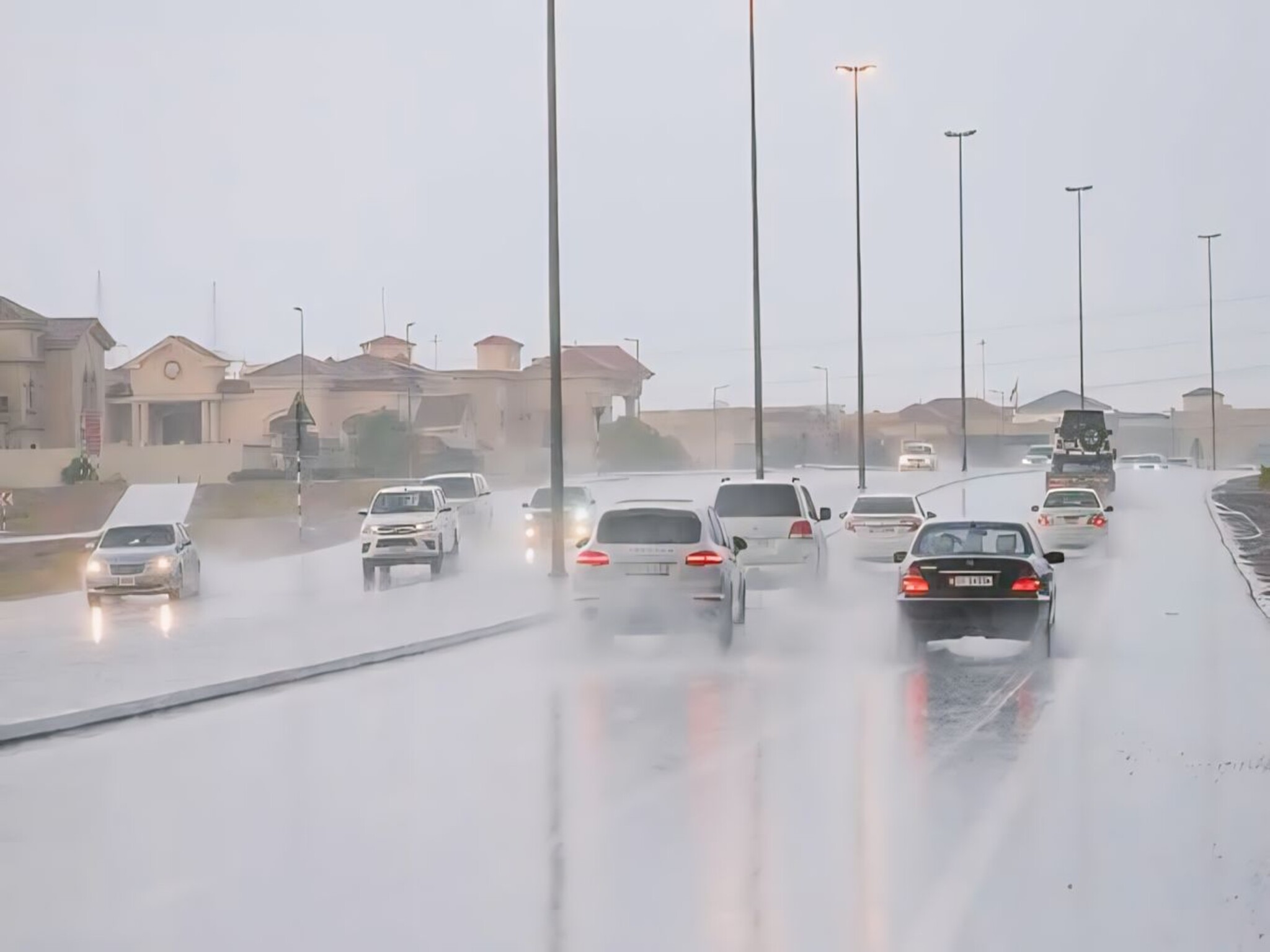 الإمارات تشهد عدم إستقرار جوي نتيجة إمتداد المنخفض الجوي مع إستمرار سقوط الأمطار