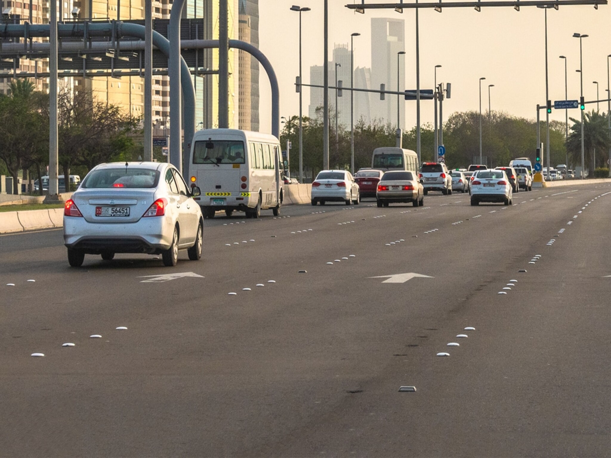 مواعيد حظر سير الحافلات في طرق أبو ظبي الرئيسية