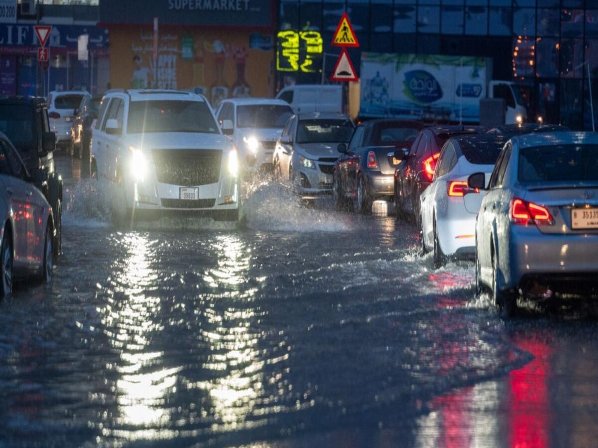الإمارات تحذر السكان من خطر يهدد الحياة بسبب مناطق تجمع مياه الأمطار في الطرق