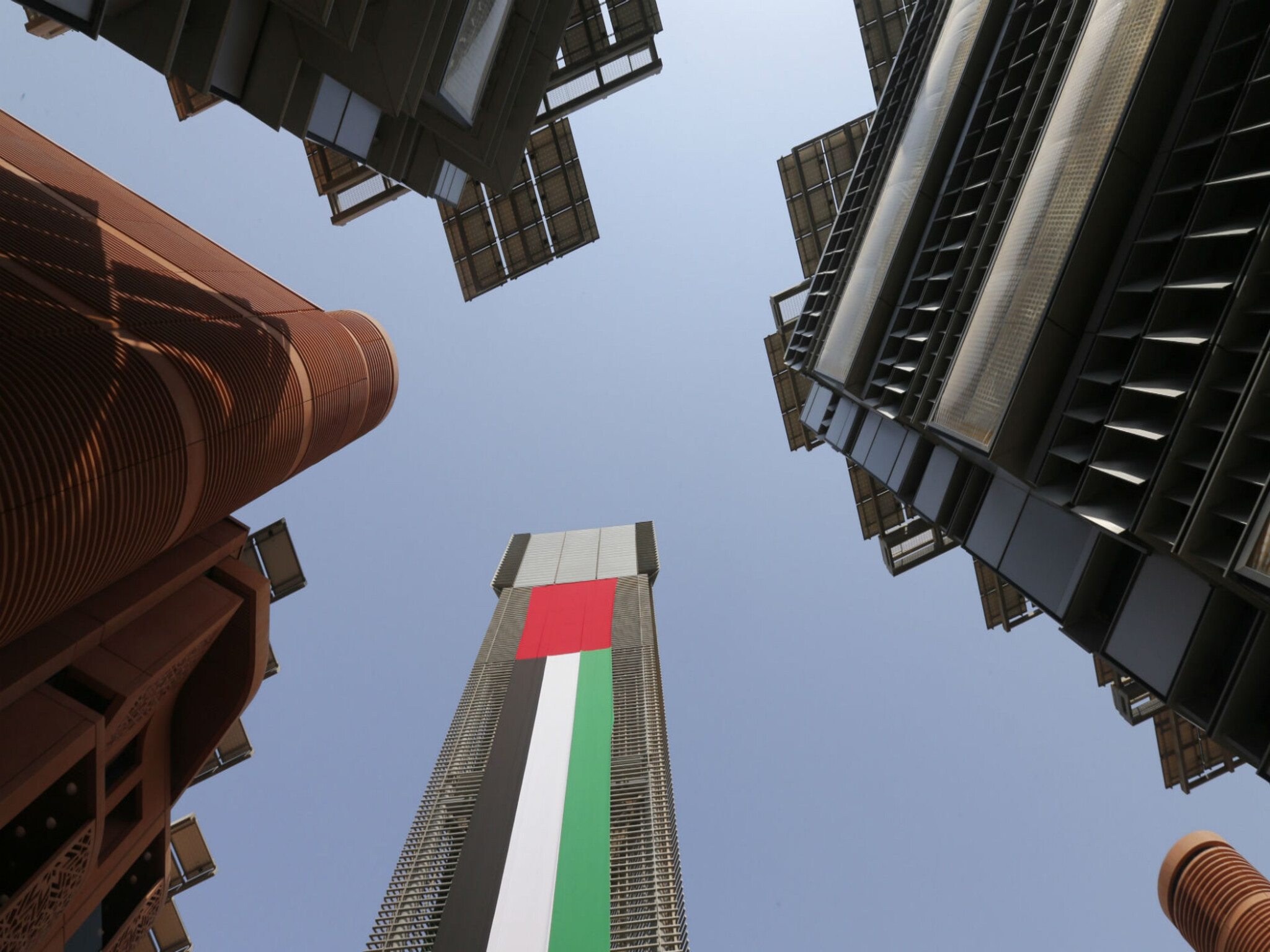 شركات في الإمارات تقلل مدة عطلة عيد الفطر للموظفين وتلزمهم بالعمل عن بعد