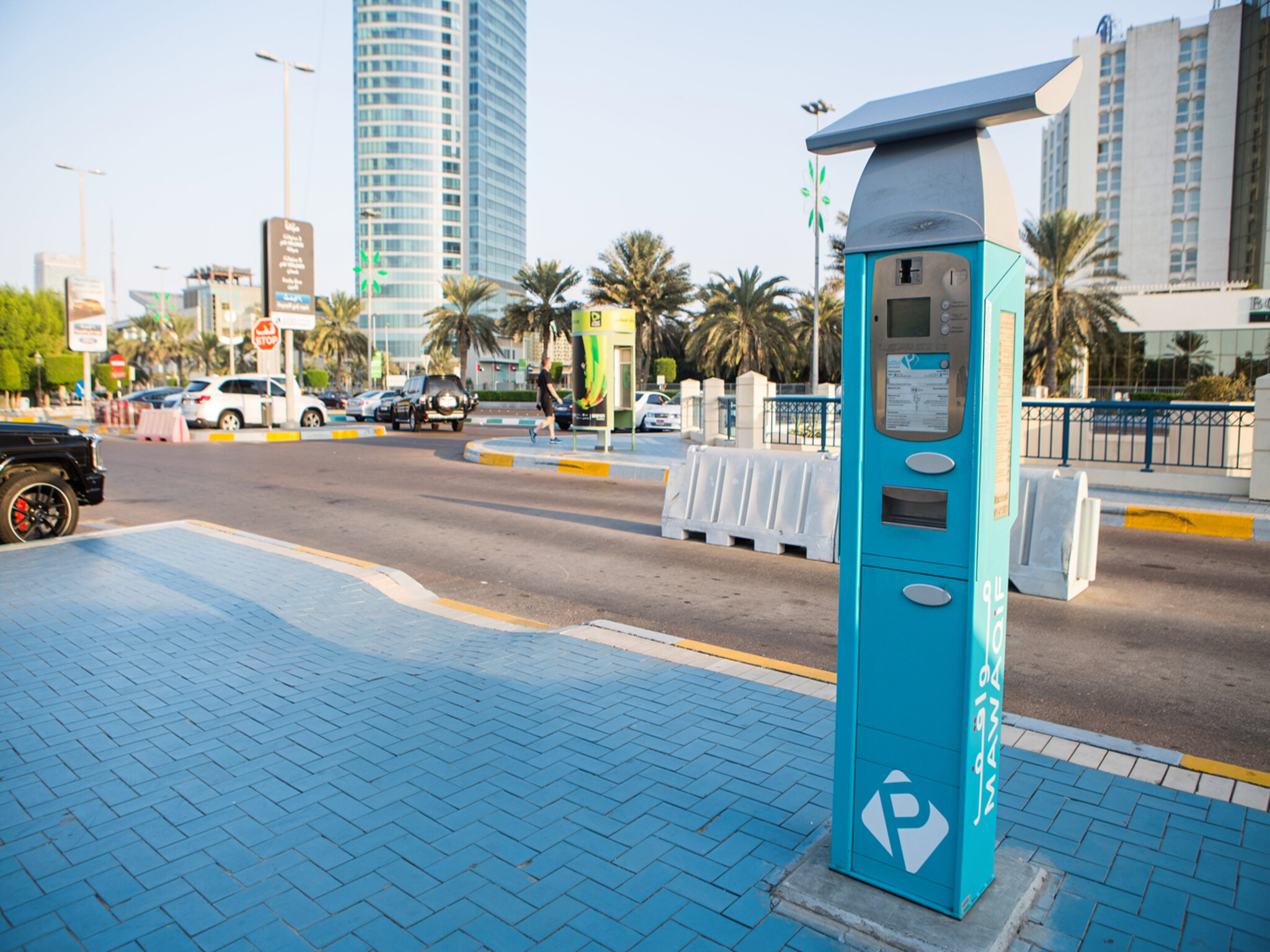 مركز النقل يعلن مواعيد مجانية المواقف وبوابات درب في أبو ظبي
