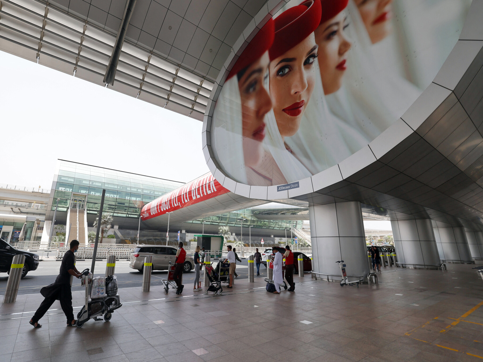 مطار دبي يصدر بيان رسمي للمسافرين المغادرين والقادمين