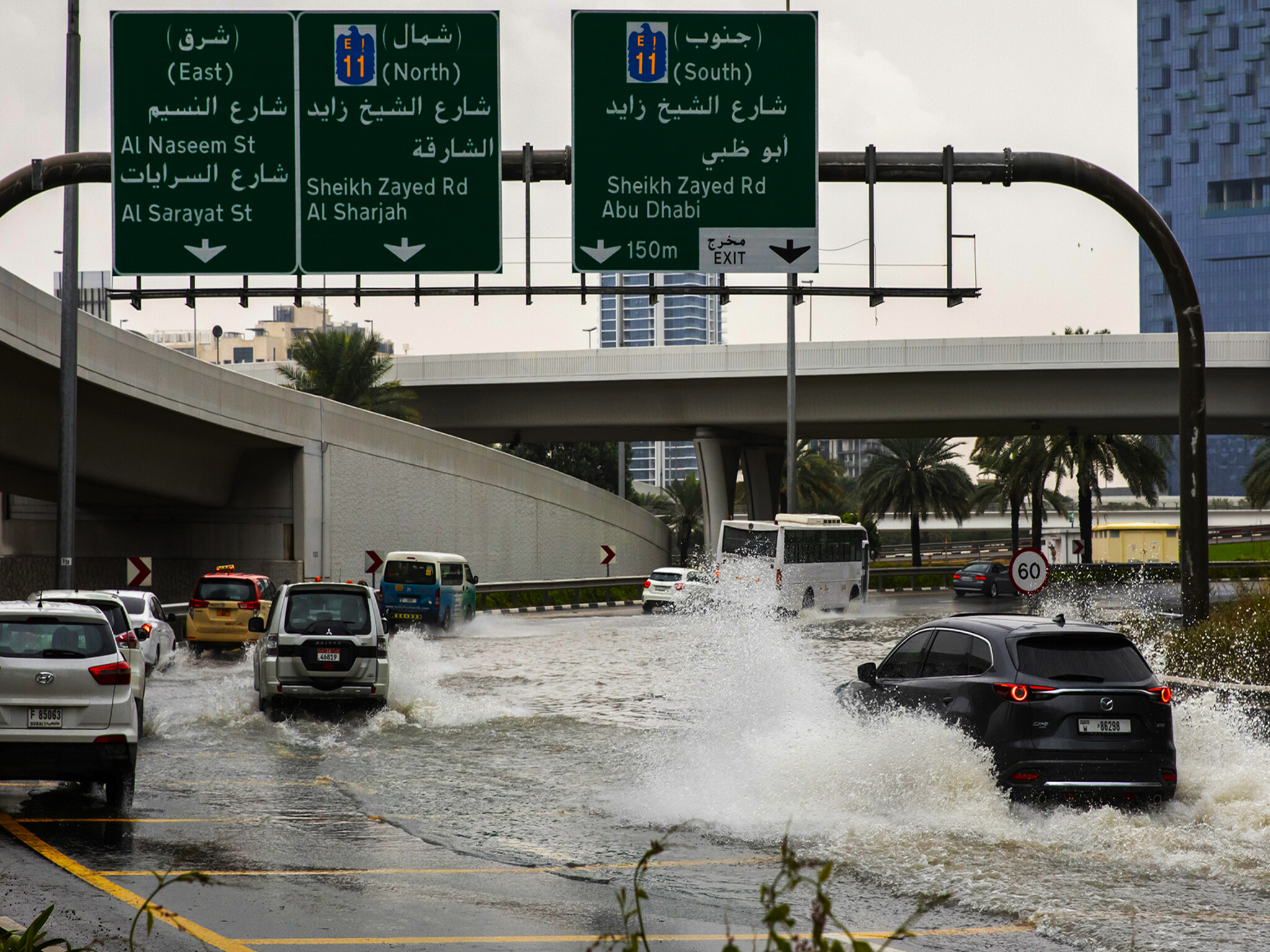 شرطة دبي تصدر تعليمات هامة لأصحاب السيارات المتضررة من الفيضانات