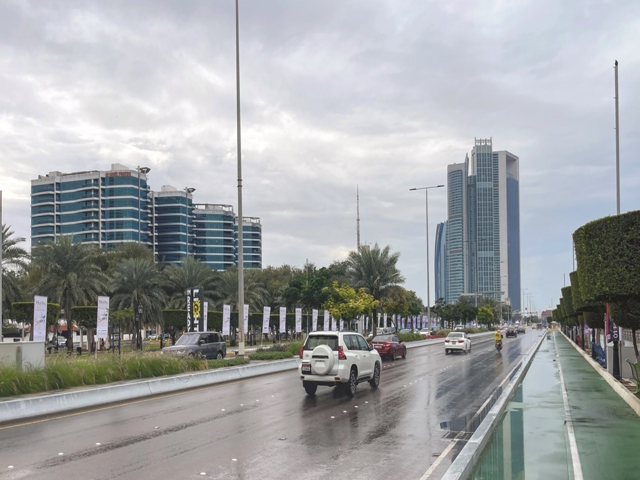شرطة أبوظبي تدعو إلى الالتزام بالقيادة الآمنة وتدابير السلامة أثناء هطول الأمطار