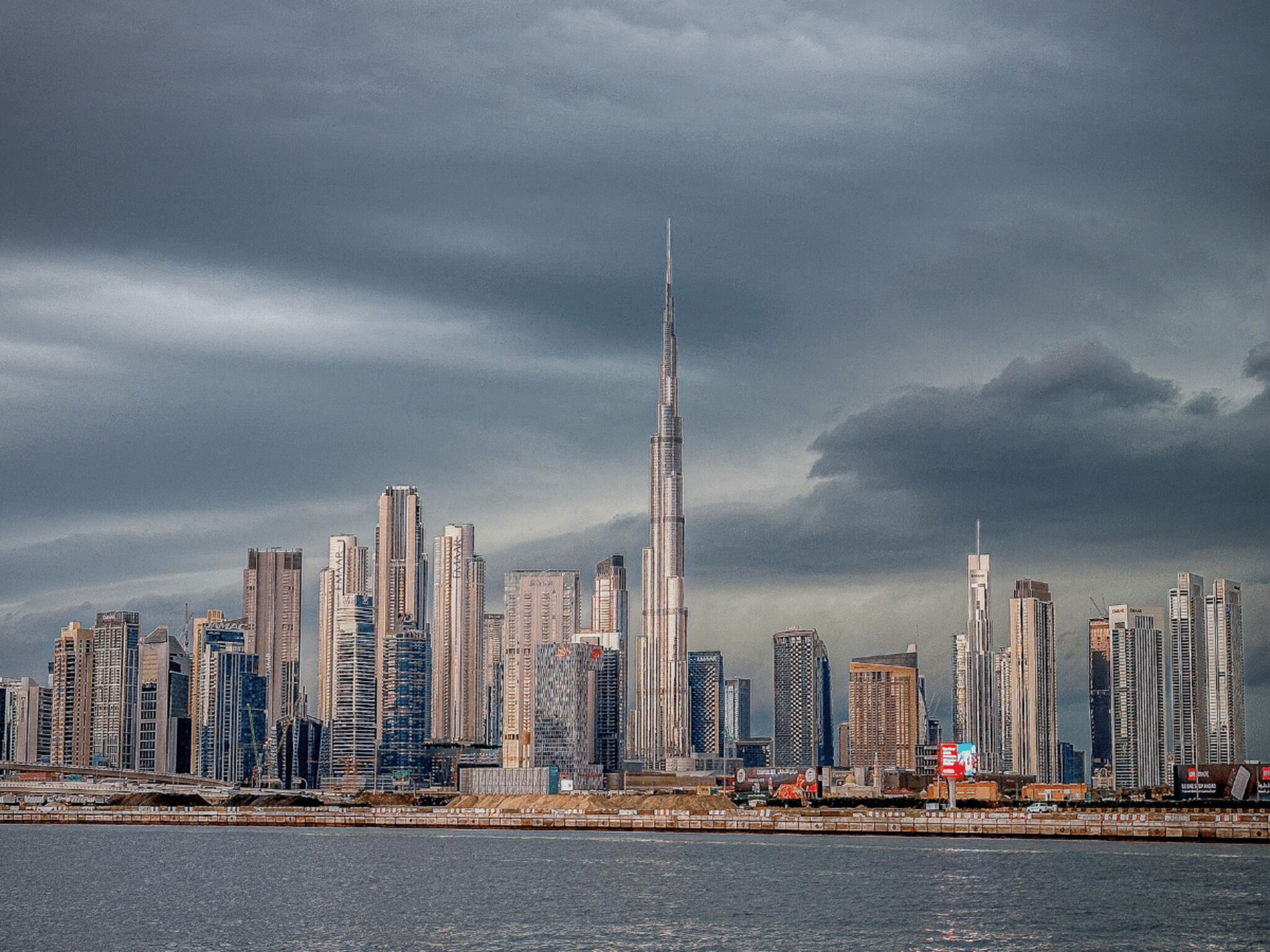 Important decisions in Dubai include preparing for stormy weather and temporarily activating distance learning