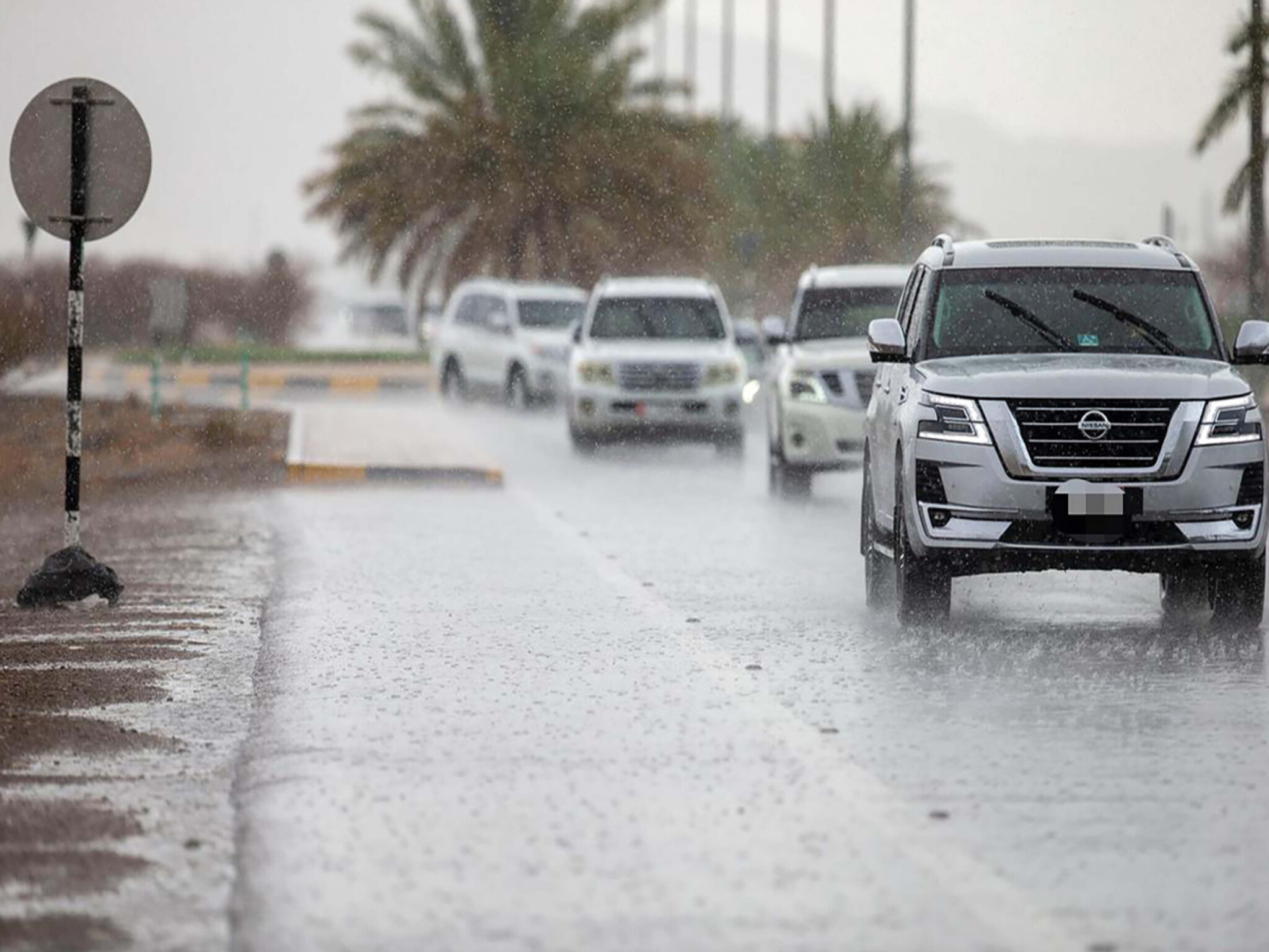 أمطار غزيرة في أبو ظبي ودبي بسبب العاصفة