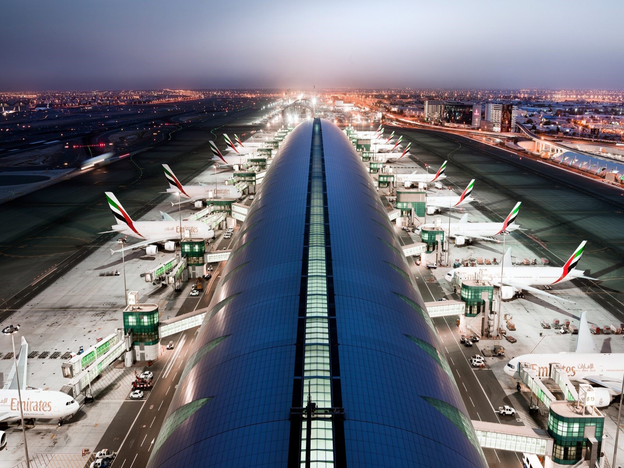 مطارات دبي تصدر بعض التحذيرات للمسافرين في ظل الظروف الجوية المتقلبة