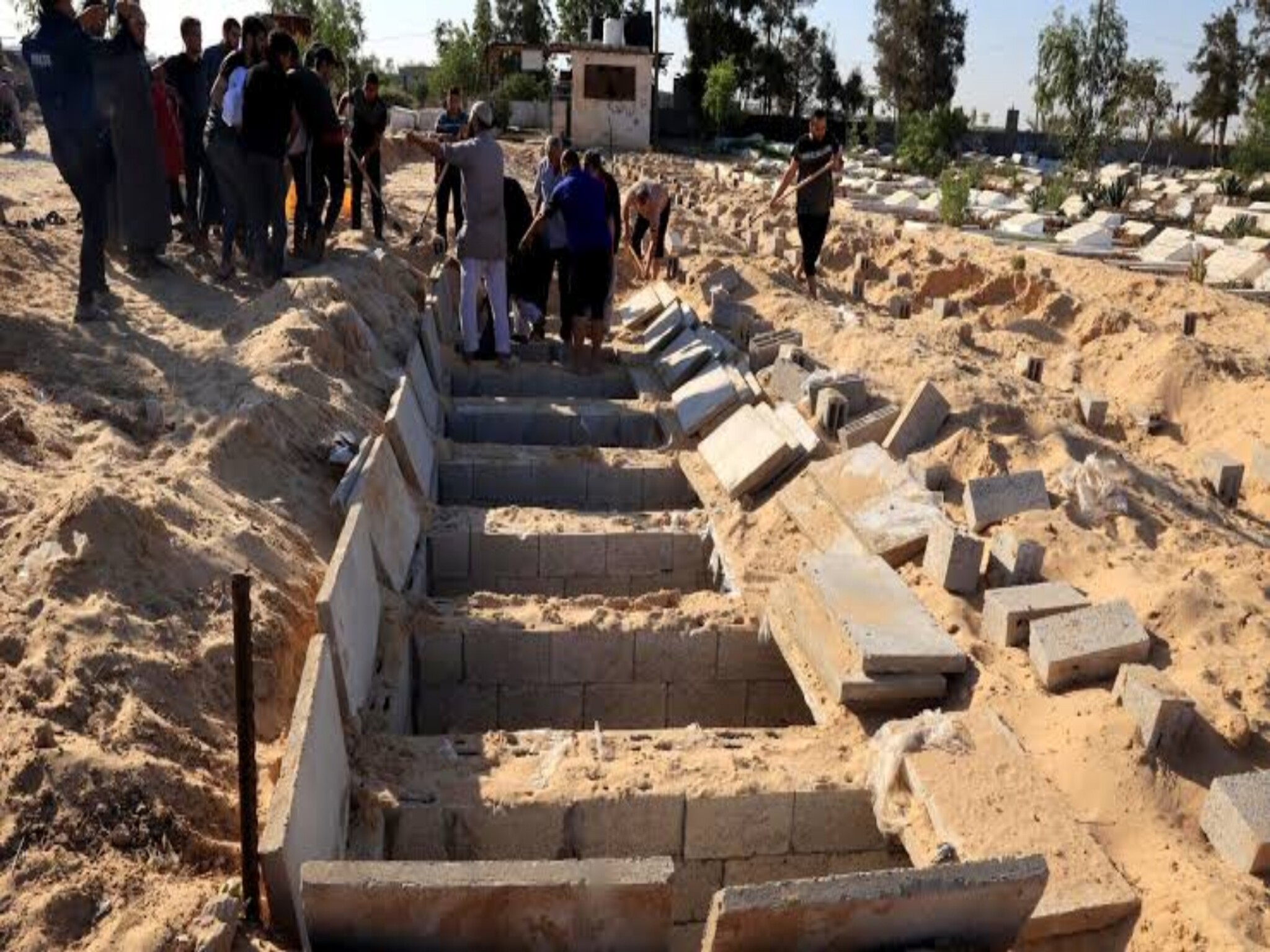 العثور على مقبرة جماعية في قطاع غزة بها عشرات من الجثث
