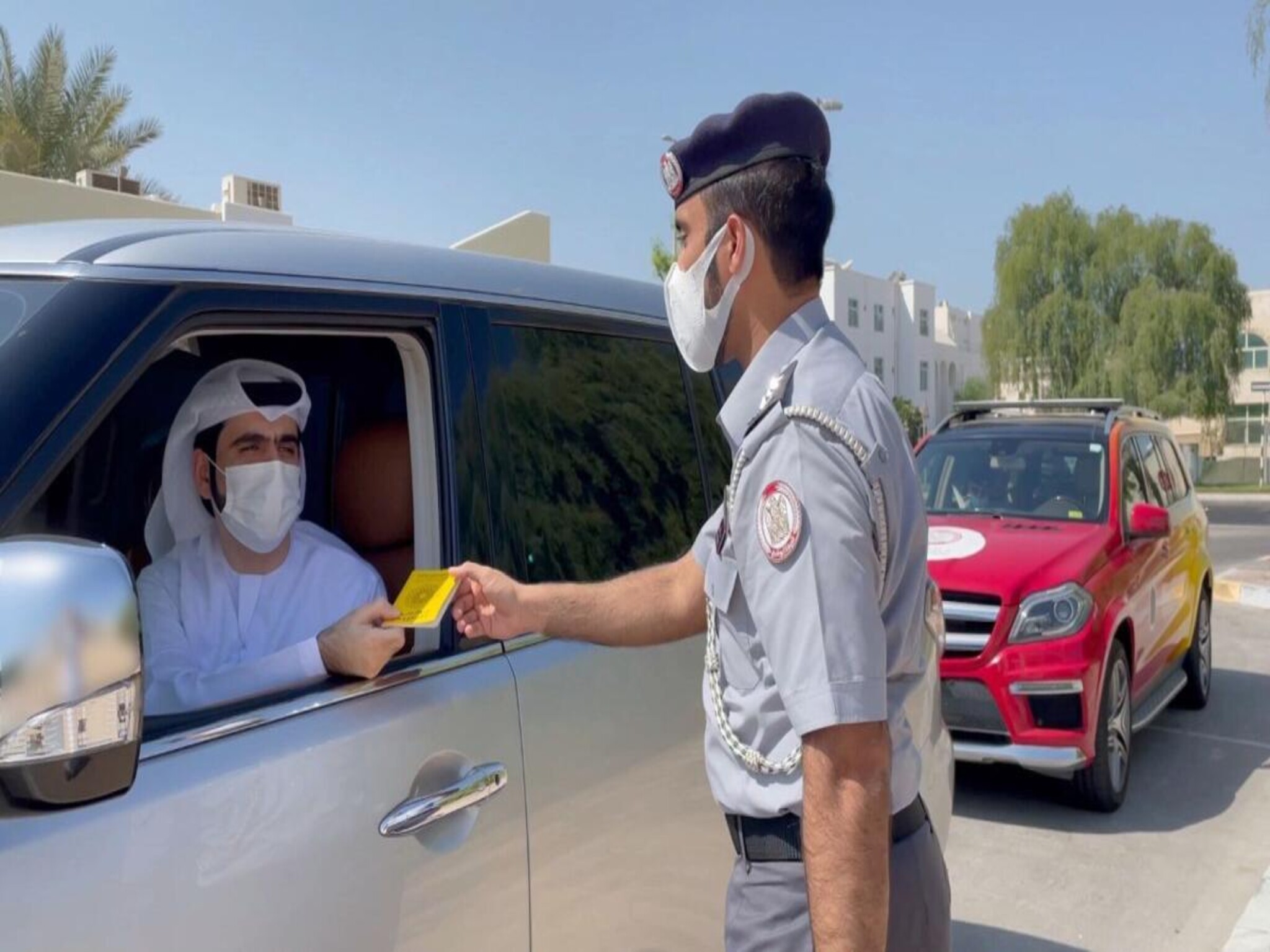 الشرطة توزع بطاقات وقود مجانية للسائقين في أبو ظبي