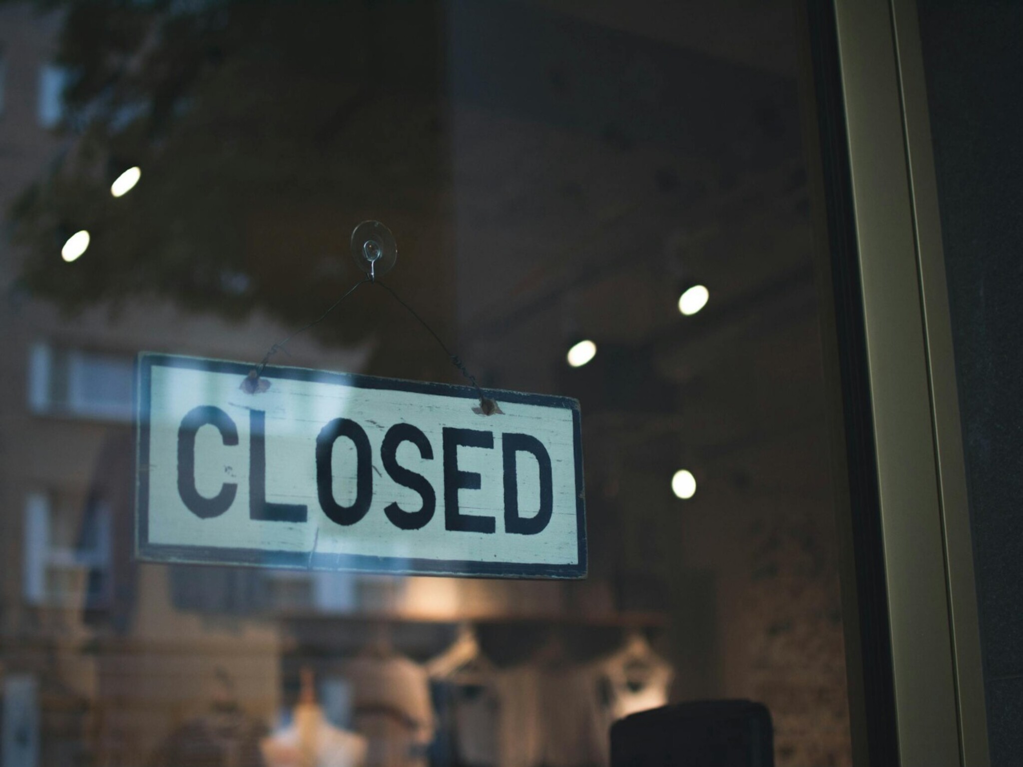 إغلاق سوبر ماركت شهير في أبوظبي بسبب مخالفته لإشتراطات السلامة الغذائية