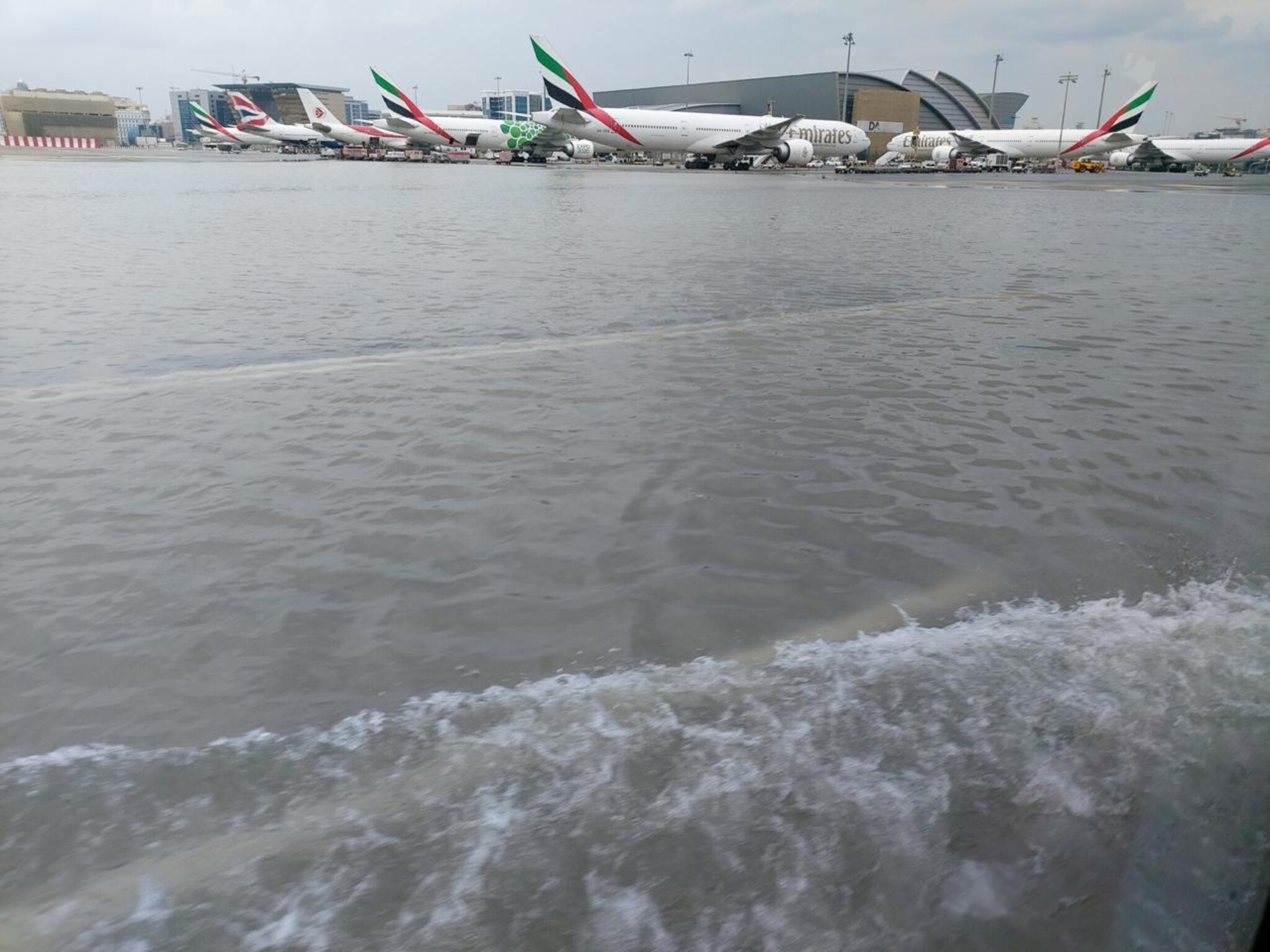 عاصفة الإمارات: إلغاء بعض رحلات طيران الإمارات اليوم من مطار دبي