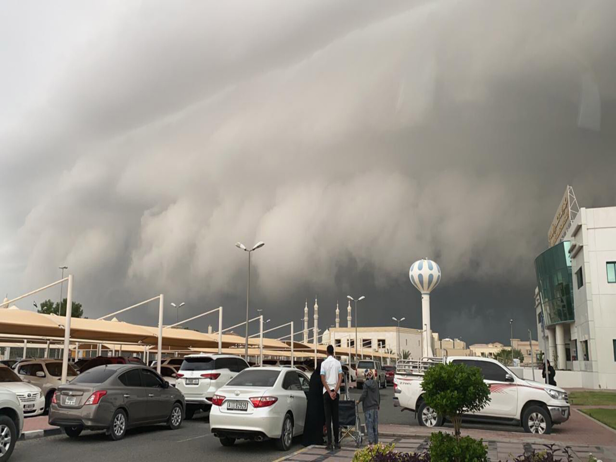 سحب ركامية وسقوط أمطار ببعض المناطق في الإمارات